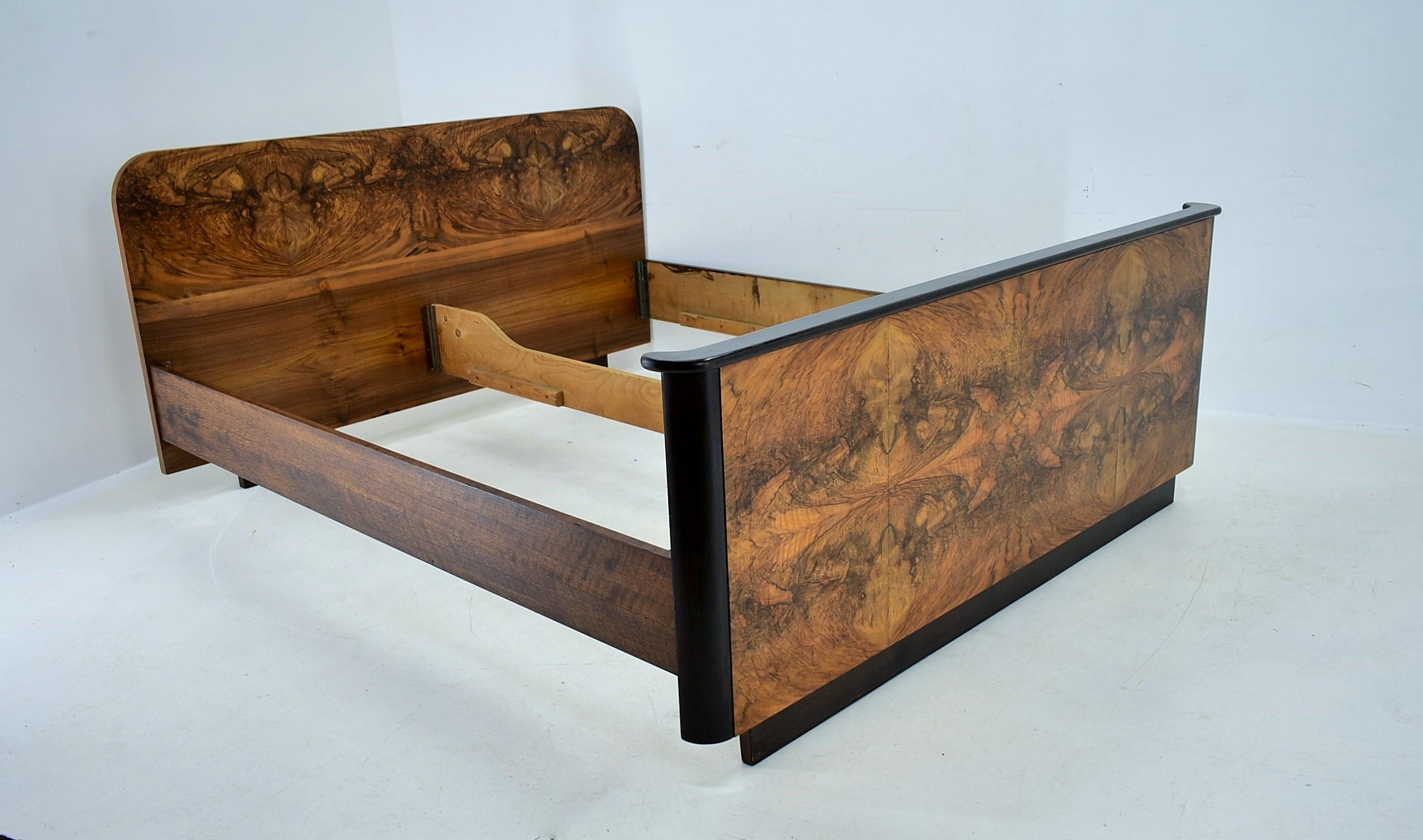 Art Deco double bed by Jindřich Halabala for Up Závody, 1945s For Sale 11