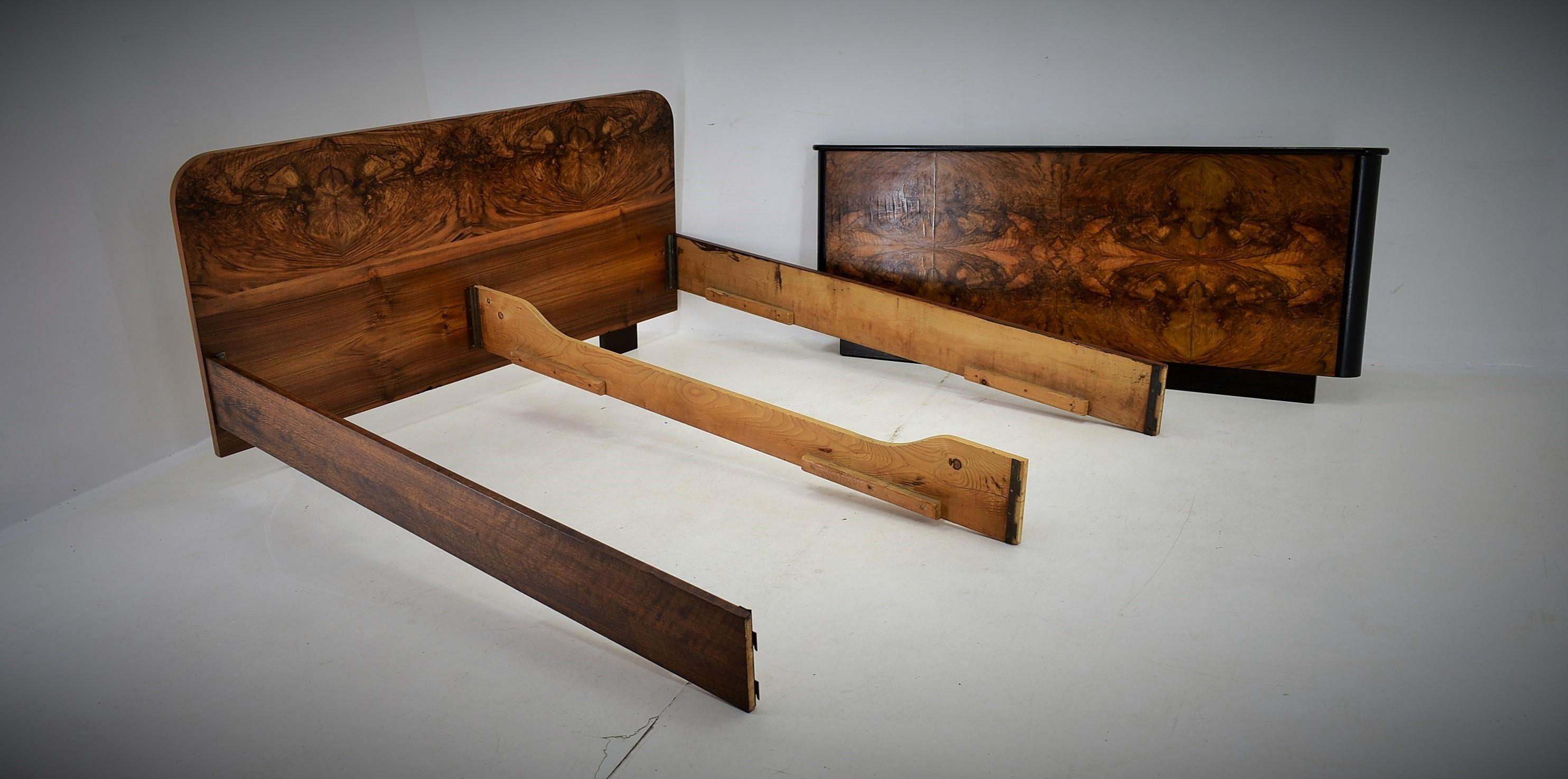 Art Deco double bed by Jindřich Halabala for Up Závody, 1945s For Sale 12