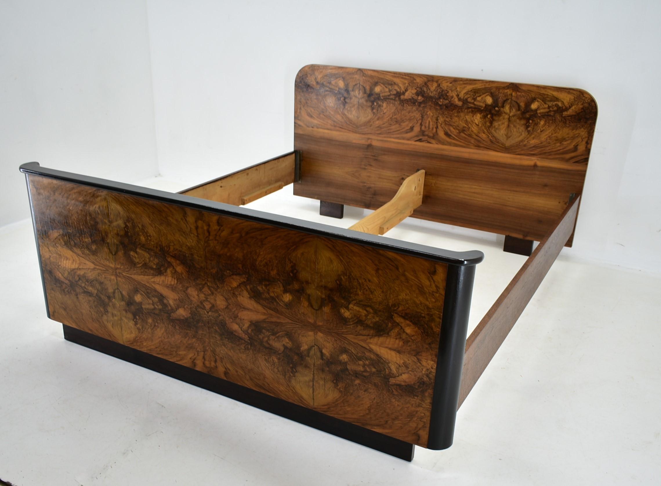 Art Deco double bed by Jindřich Halabala for Up Závody, 1945s For Sale 14