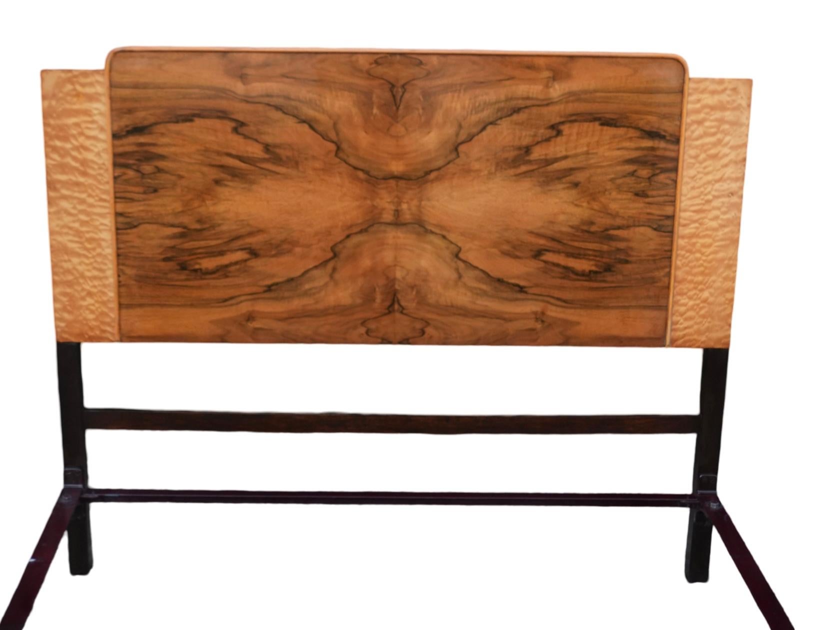 Nos enorgullece ofrecerte esta preciosa cama doble Art Decó de hacia 1930. El cabecero y el piecero tienen preciosas chapas de nogal veteado de un precioso color cálido. Tanto el cabecero como el piecero tienen maravillosos paneles acolchados de