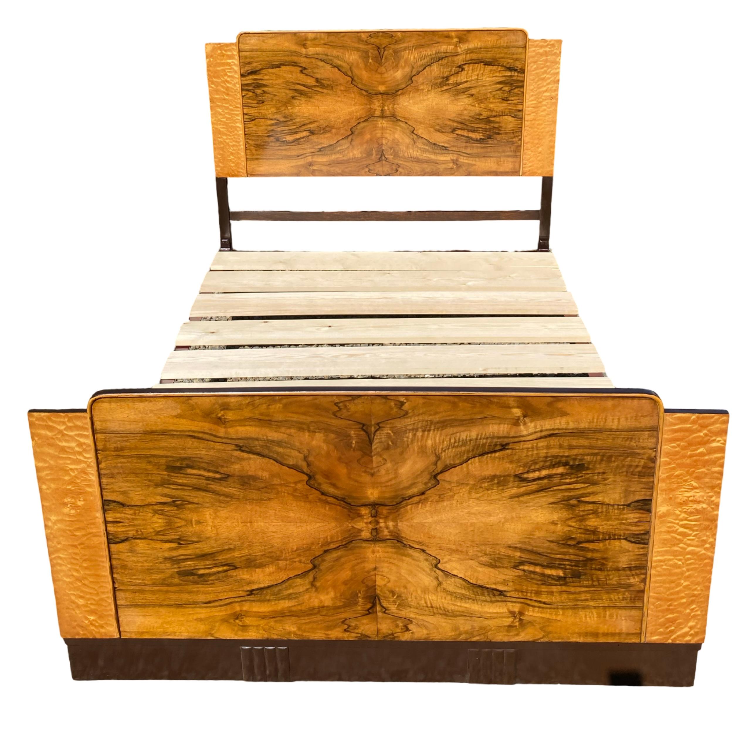 Art Deco Double Bed Nogal en venta
