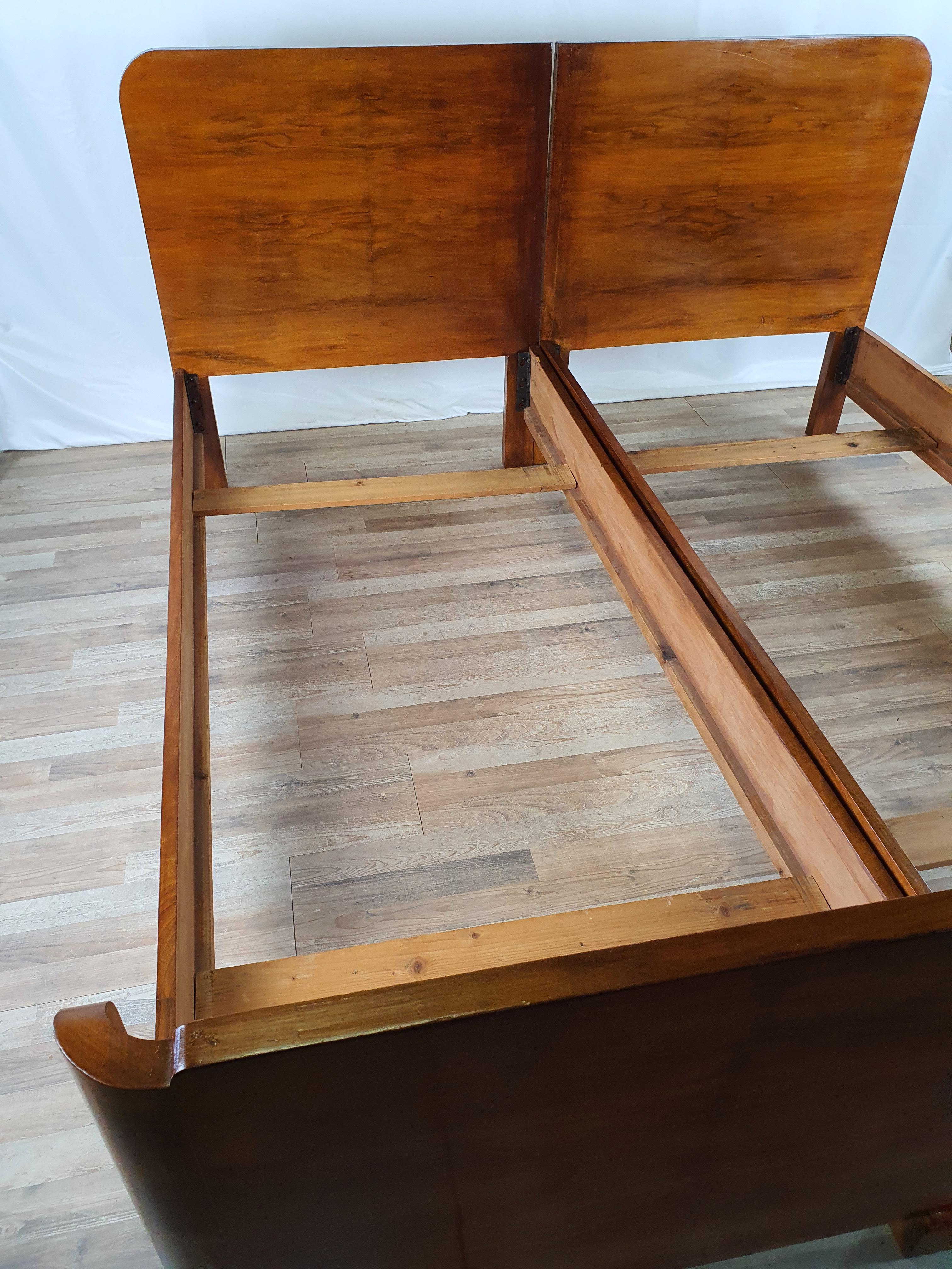 Double bed in walnut from the 1940s, Italian production in Art Decò style.

At will it can be used as two single beds as the sections are only pushed together.

Measures : L 180cm
D 200cm
H headboard 100.5cm
H footboard 69.5cm
Internal space
