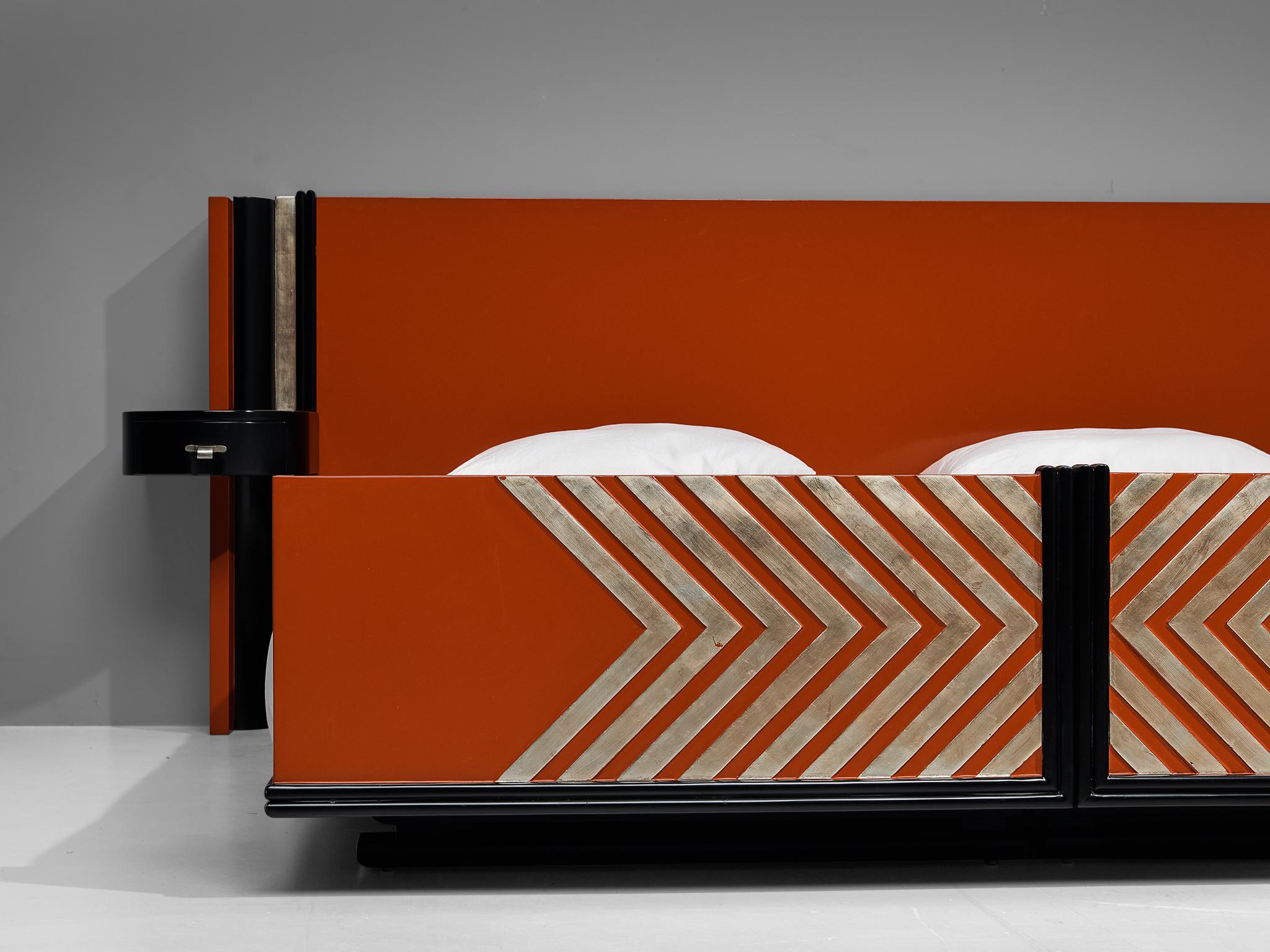 Début du 20ème siècle Lit double Art déco avec tables de nuit en bois laqué  en vente