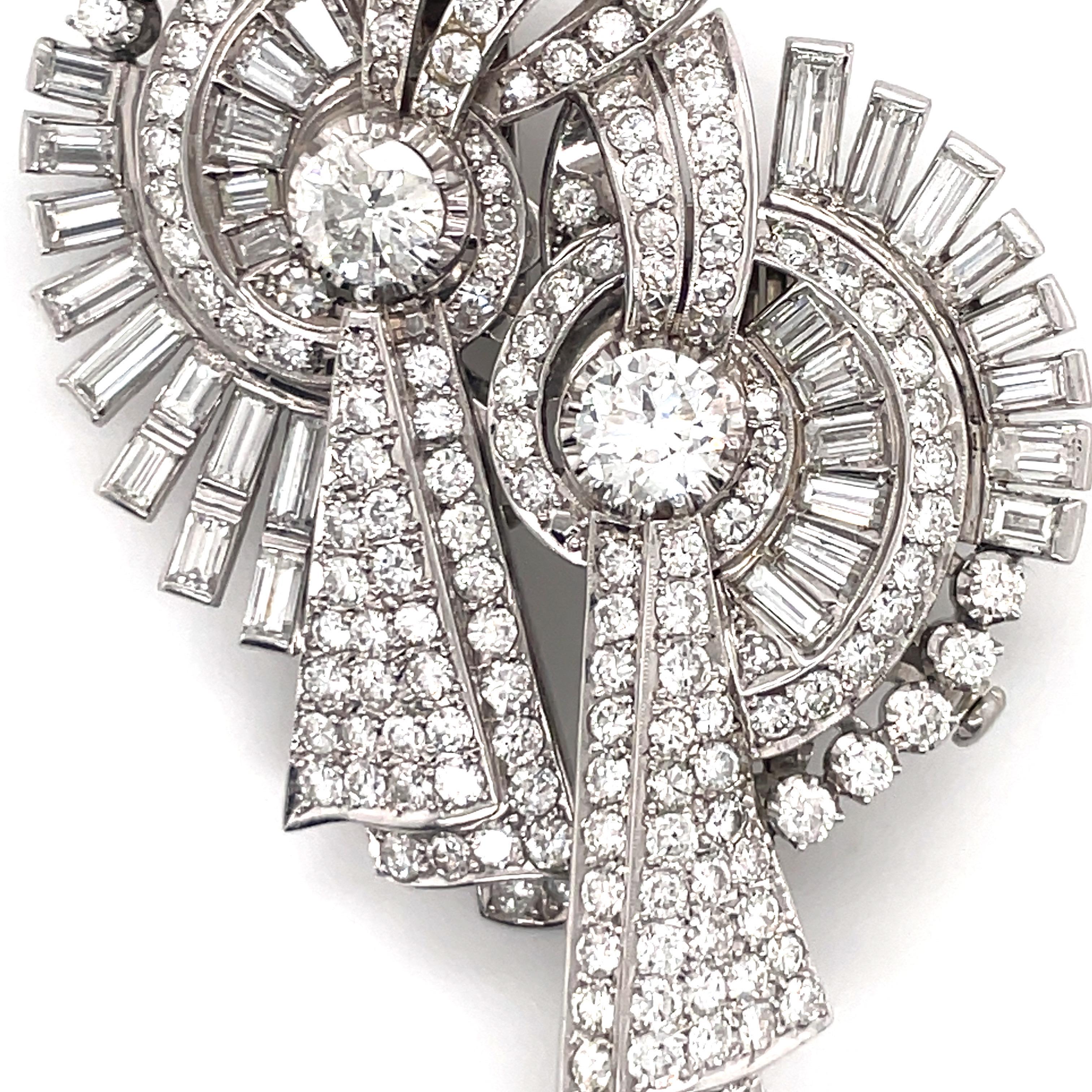 Art Deco Double Clip Brooch 14.20 Carats 18 Karat White Gold In Excellent Condition For Sale In New York, NY