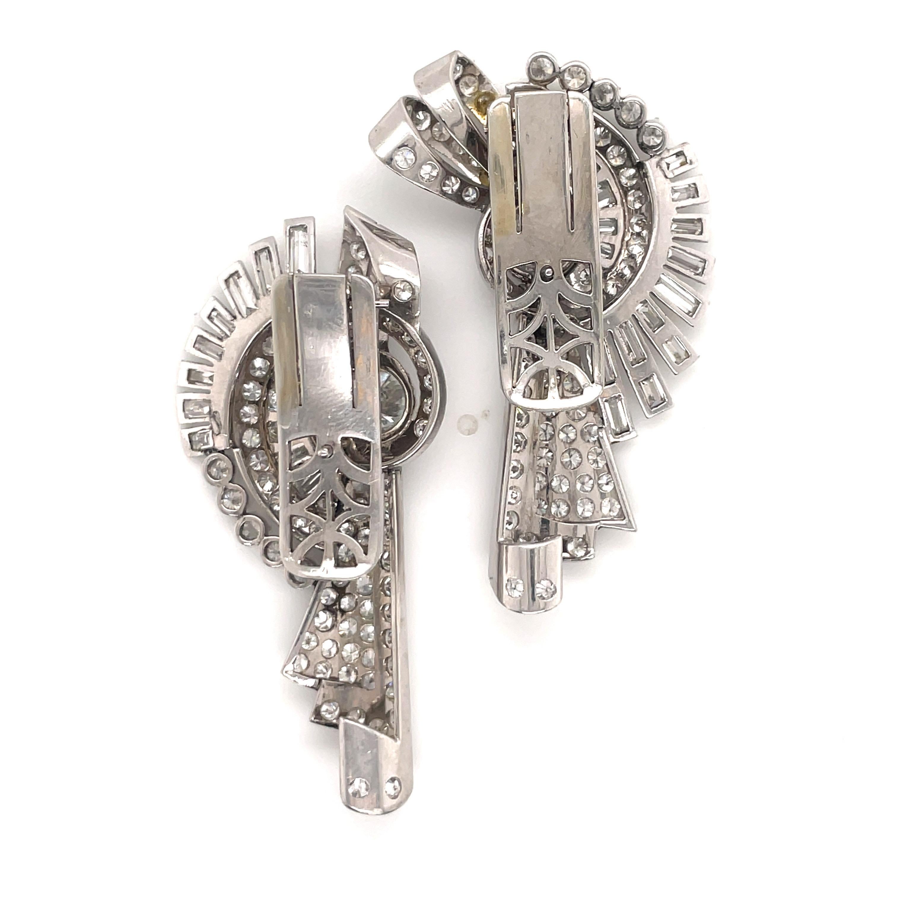 Art Deco Double Clip Brooch 14.20 Carats 18 Karat White Gold For Sale 3