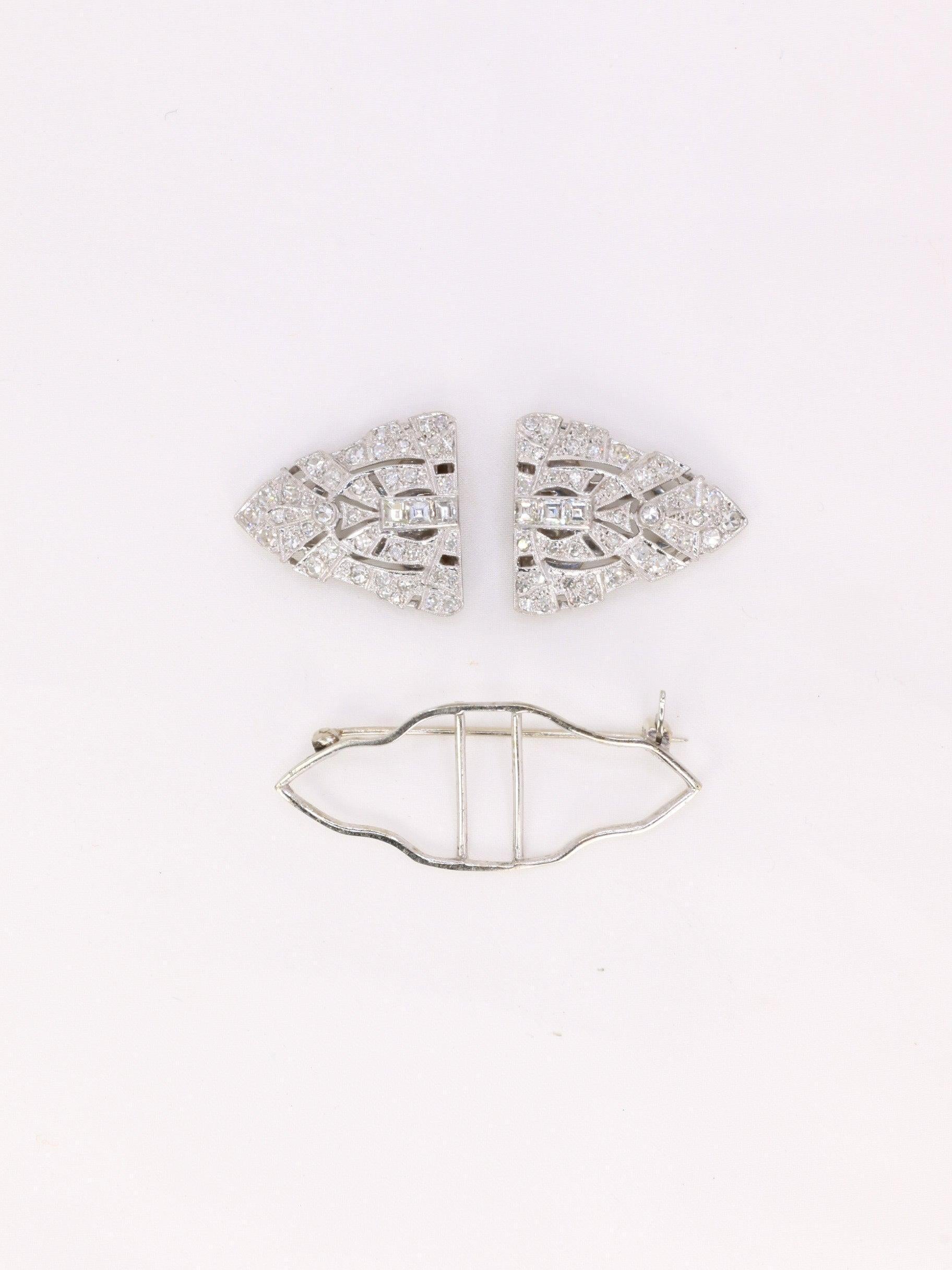 Art Deco Double-Clip Brooch in Gold and Platinum with Diamonds In Good Condition For Sale In PARIS, FR