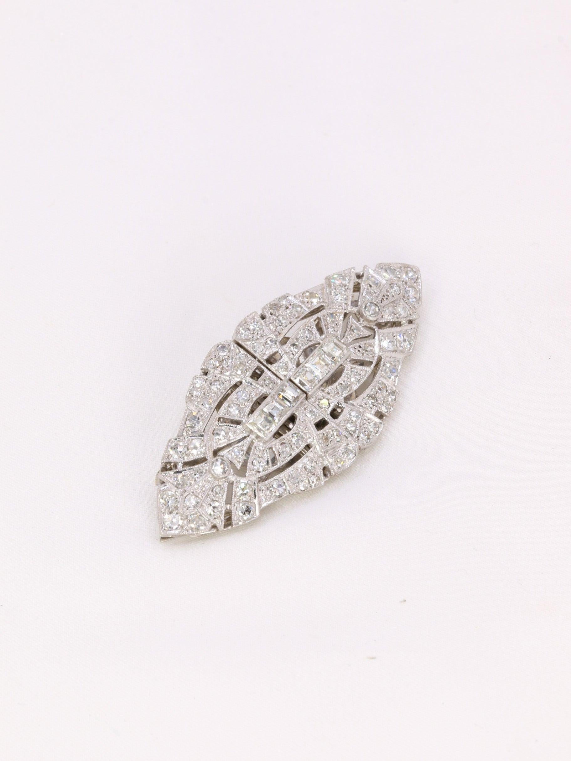 Art Deco Double-Clip Brooch in Gold and Platinum with Diamonds For Sale 2