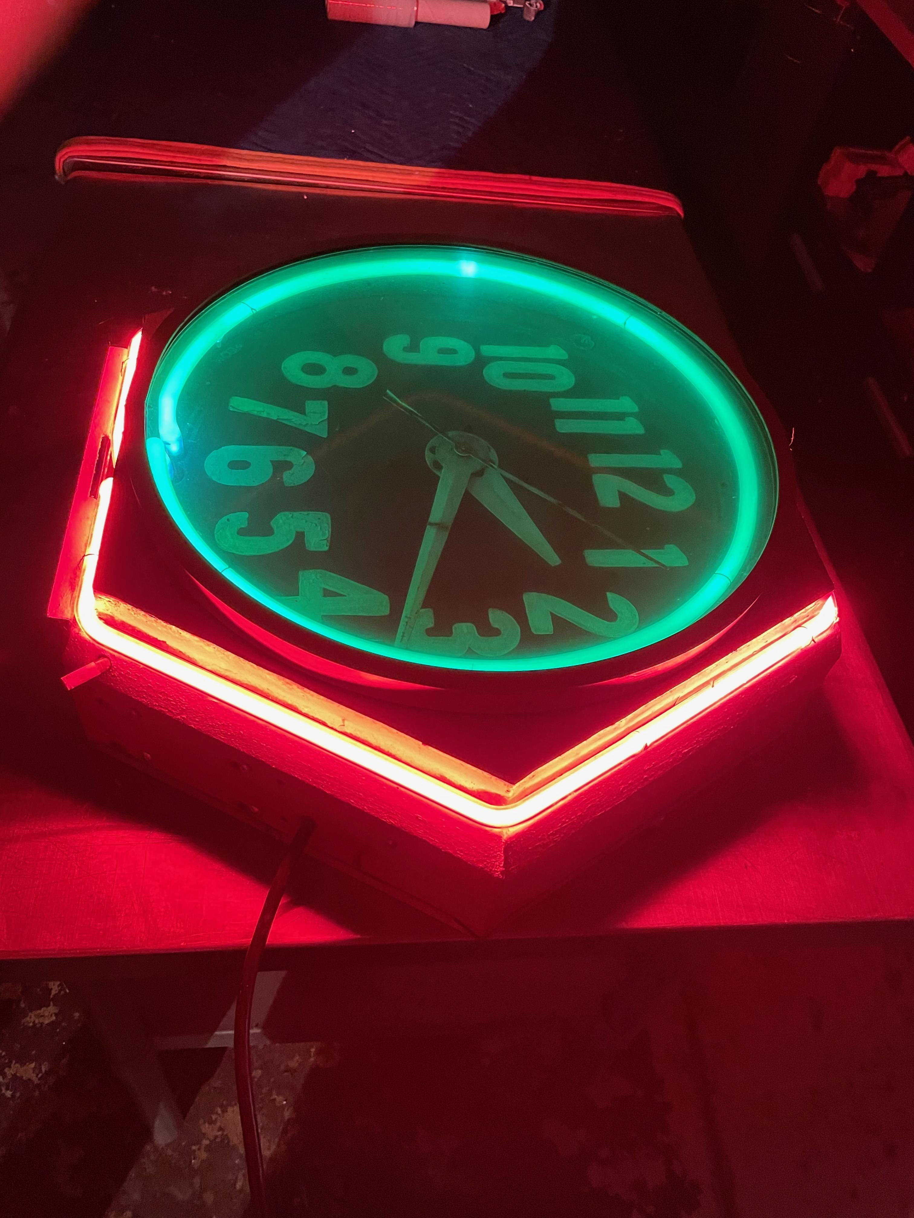 Art Deco Double Neon Hexagon Vintage Wall Clock Bon état à Oakland, CA