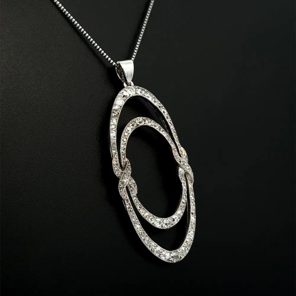 Tout simplement magnifique ! Oscar Worthy Art Deco Double Open Oval Diamond Platinum Statement Pendant Necklace. Pavé serti à la main de diamants, pesant environ 2.00tcw. Dimensions du pendentif : 1.9