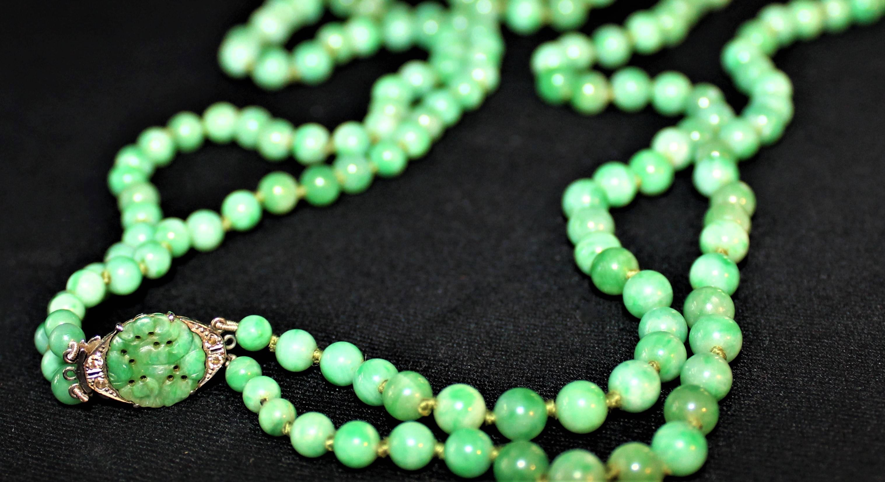 Art Deco Double Strand Jade Graduated Bead Necklace with 18-Karat Gold Clasp For Sale 6