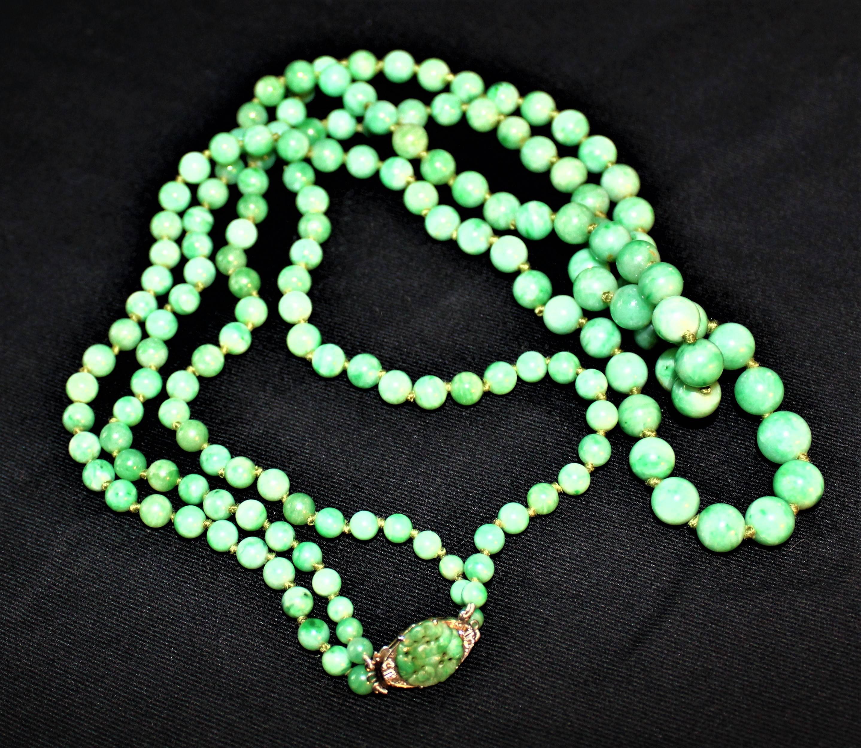 Art Deco Double Strand Jade Graduated Bead Necklace with 18-Karat Gold Clasp For Sale 7