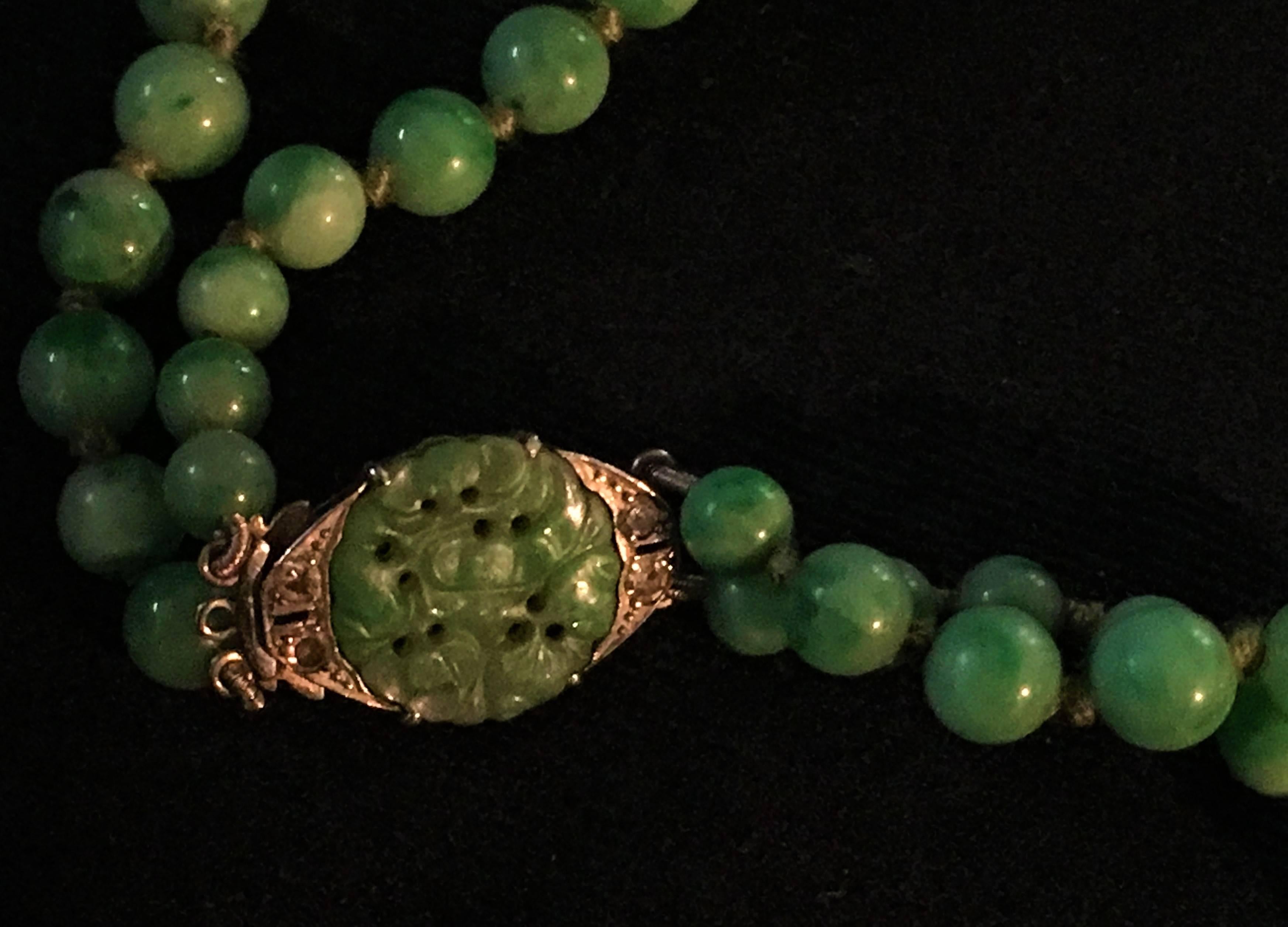 Art Deco Double Strand Jade Graduated Bead Necklace with 18-Karat Gold Clasp In Good Condition For Sale In Hamilton, Ontario