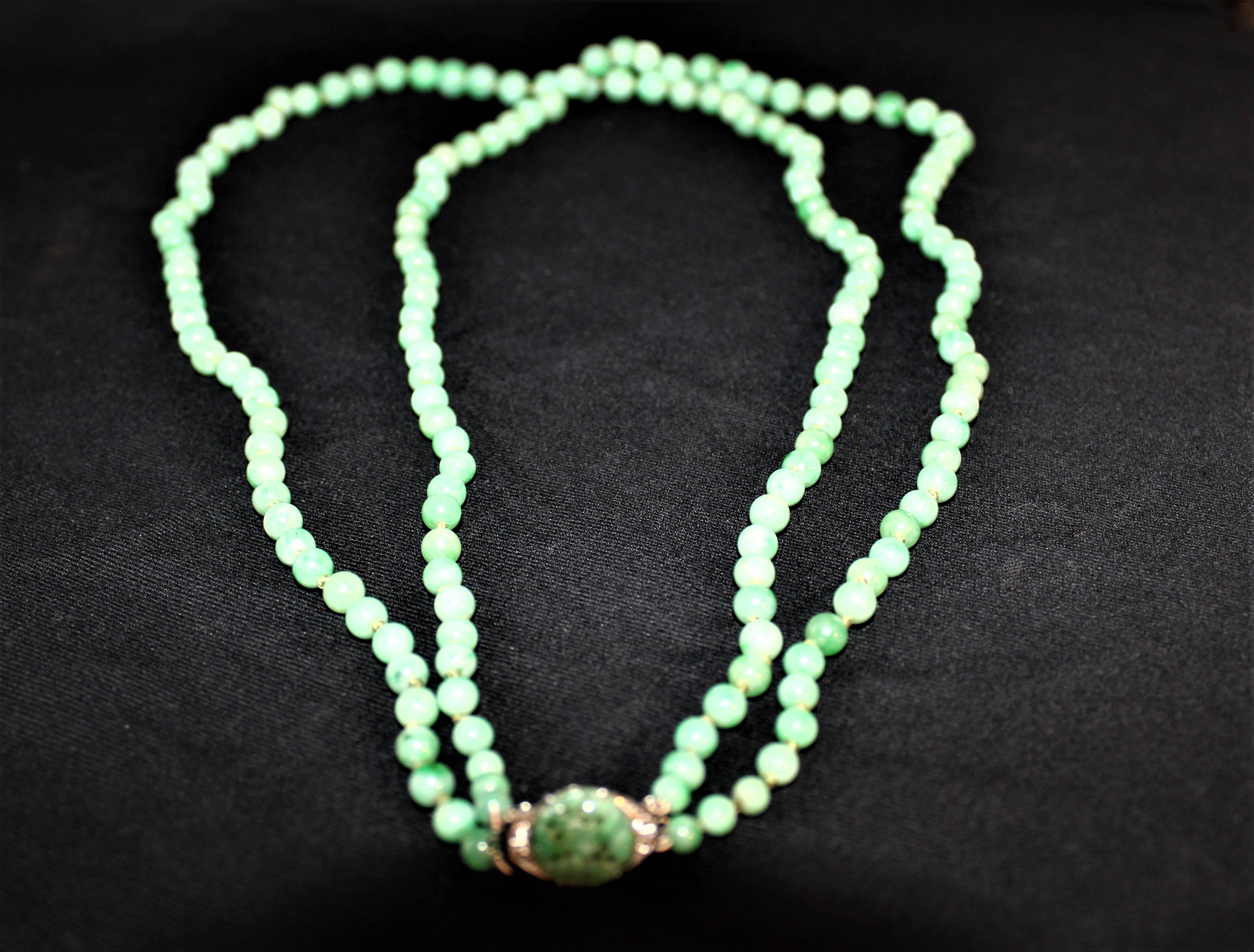 Art Deco Double Strand Jade Graduated Bead Necklace with 18-Karat Gold Clasp For Sale 2