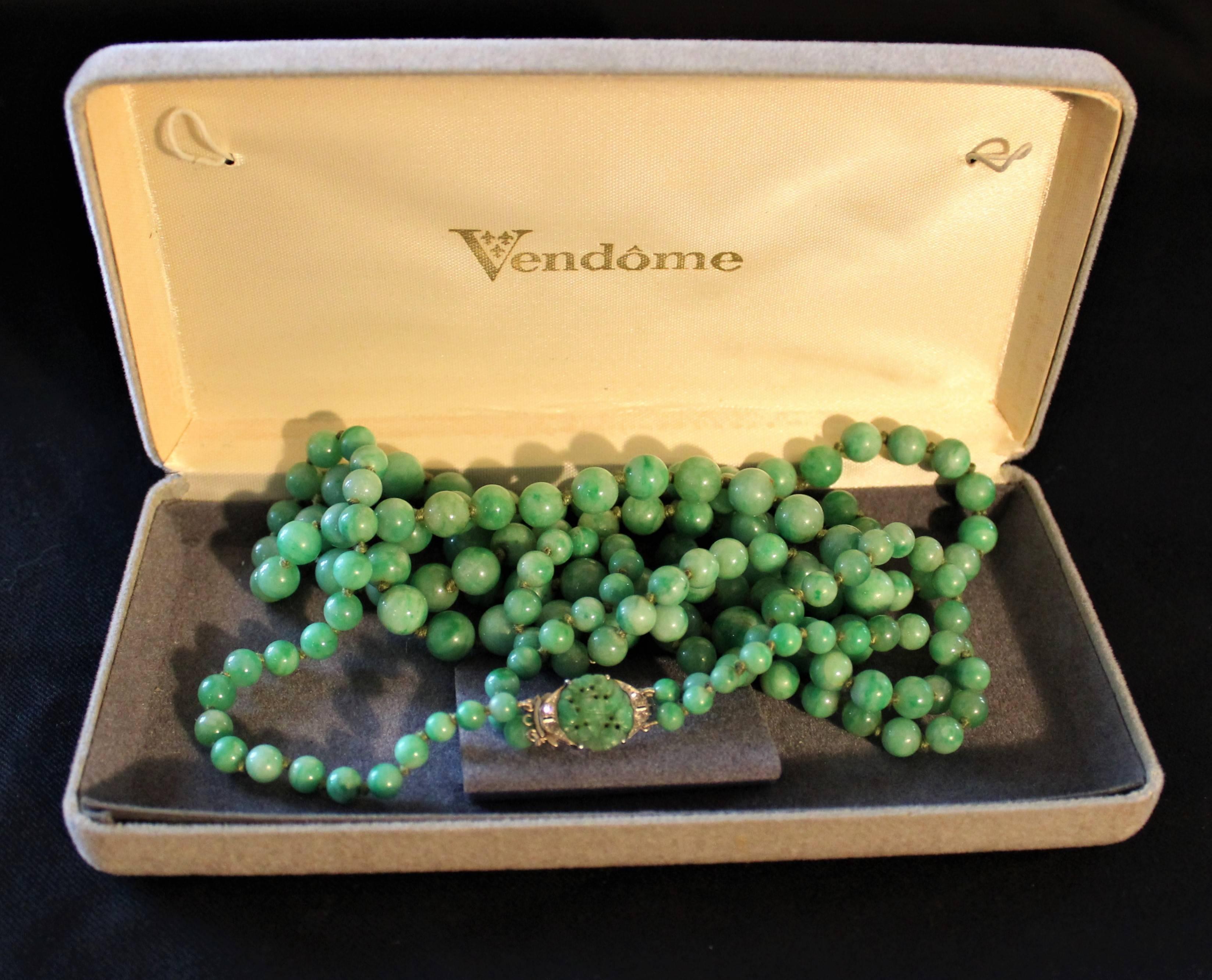 Art Deco Double Strand Jade Graduated Bead Necklace with 18-Karat Gold Clasp For Sale 3