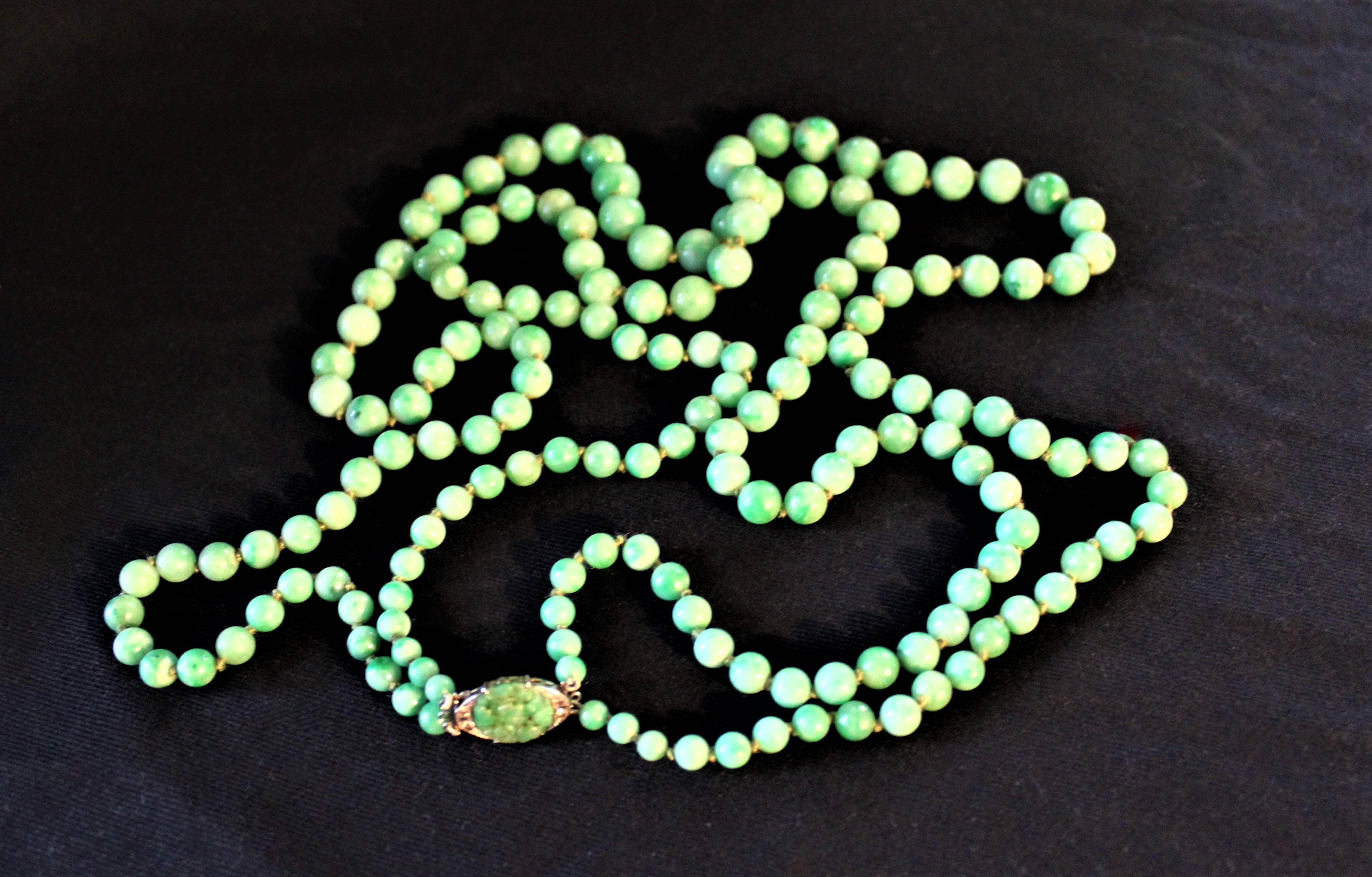 Art Deco Double Strand Jade Graduated Bead Necklace with 18-Karat Gold Clasp For Sale 4