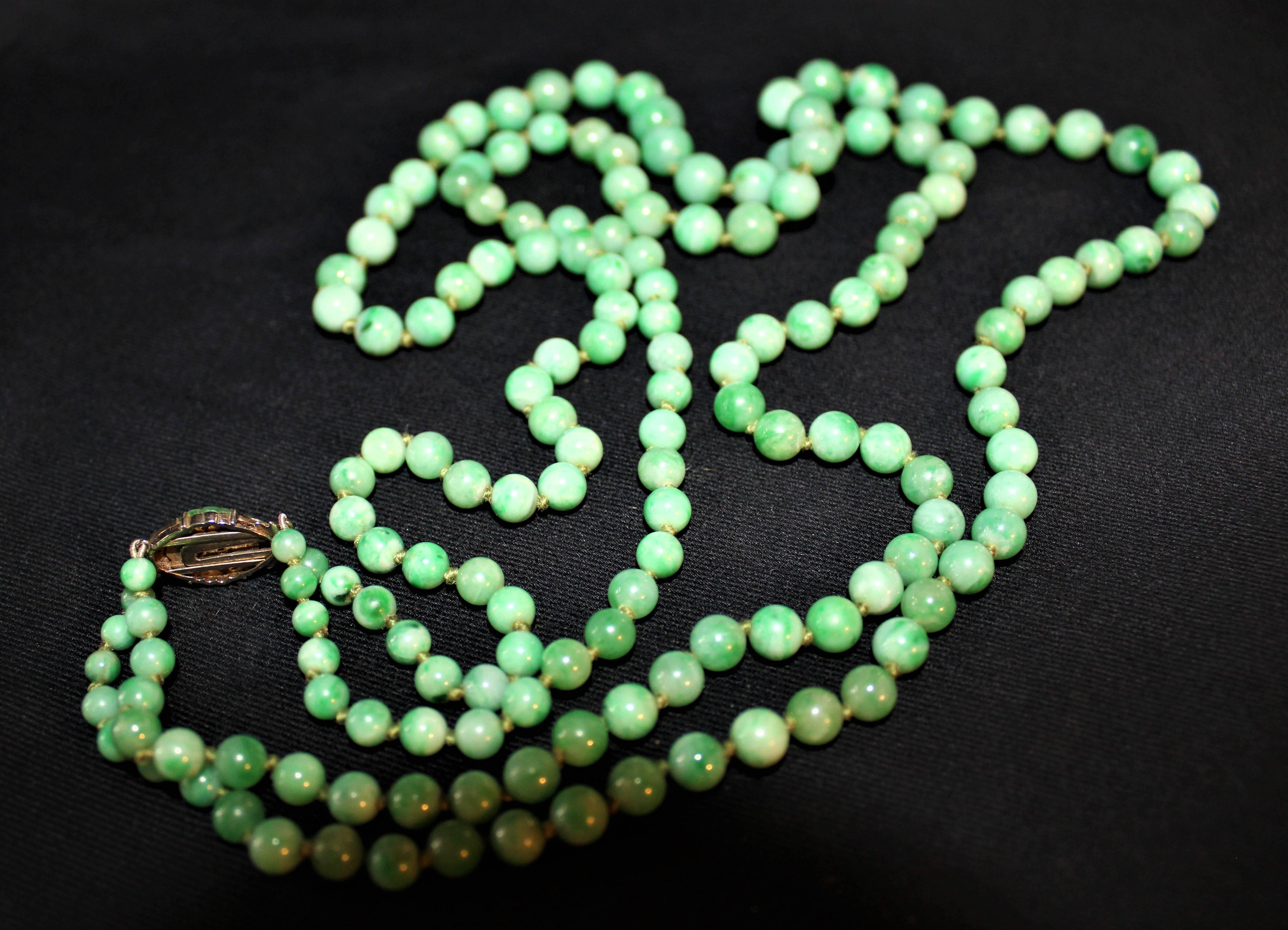 Art Deco Double Strand Jade Graduated Bead Necklace with 18-Karat Gold Clasp For Sale 5