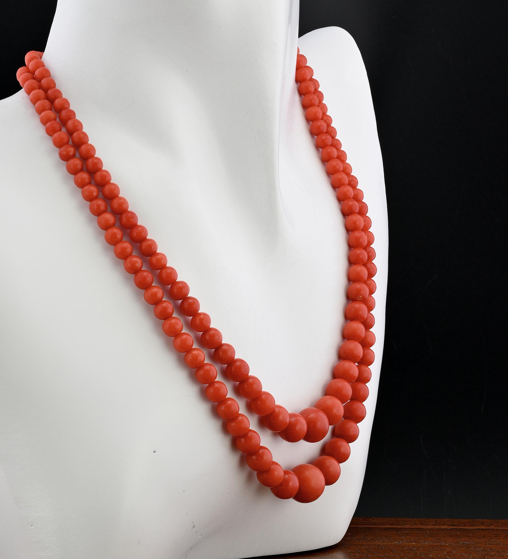 Art Deco Double Strand Natural Red Coral Necklace Gold Clasp In Good Condition For Sale In Napoli, IT