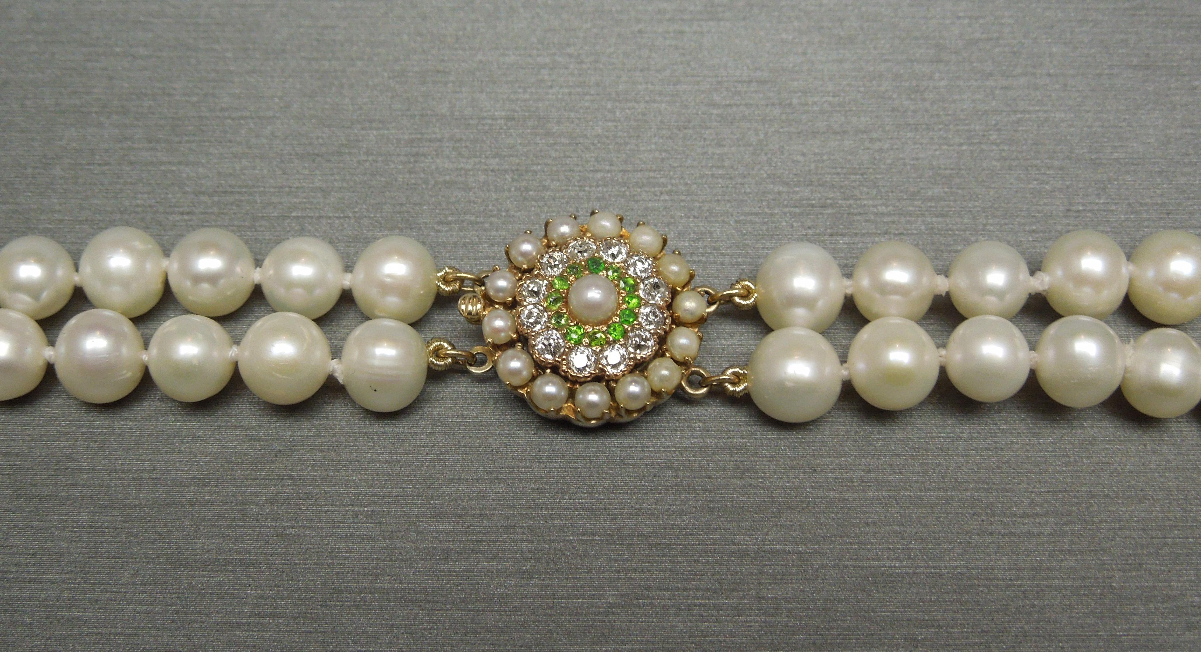 Diese doppelreihige Art Deco-Perlen-Cocktail-Halskette besteht aus 2 Strängen natürlicher Zuchtperlen mit einer Größe von 6,5-7,5 mm. Mit einem kreisförmigen 14KT Gold Verschluss, inspiriert von der französischen Art Deco Periode, mit kleineren