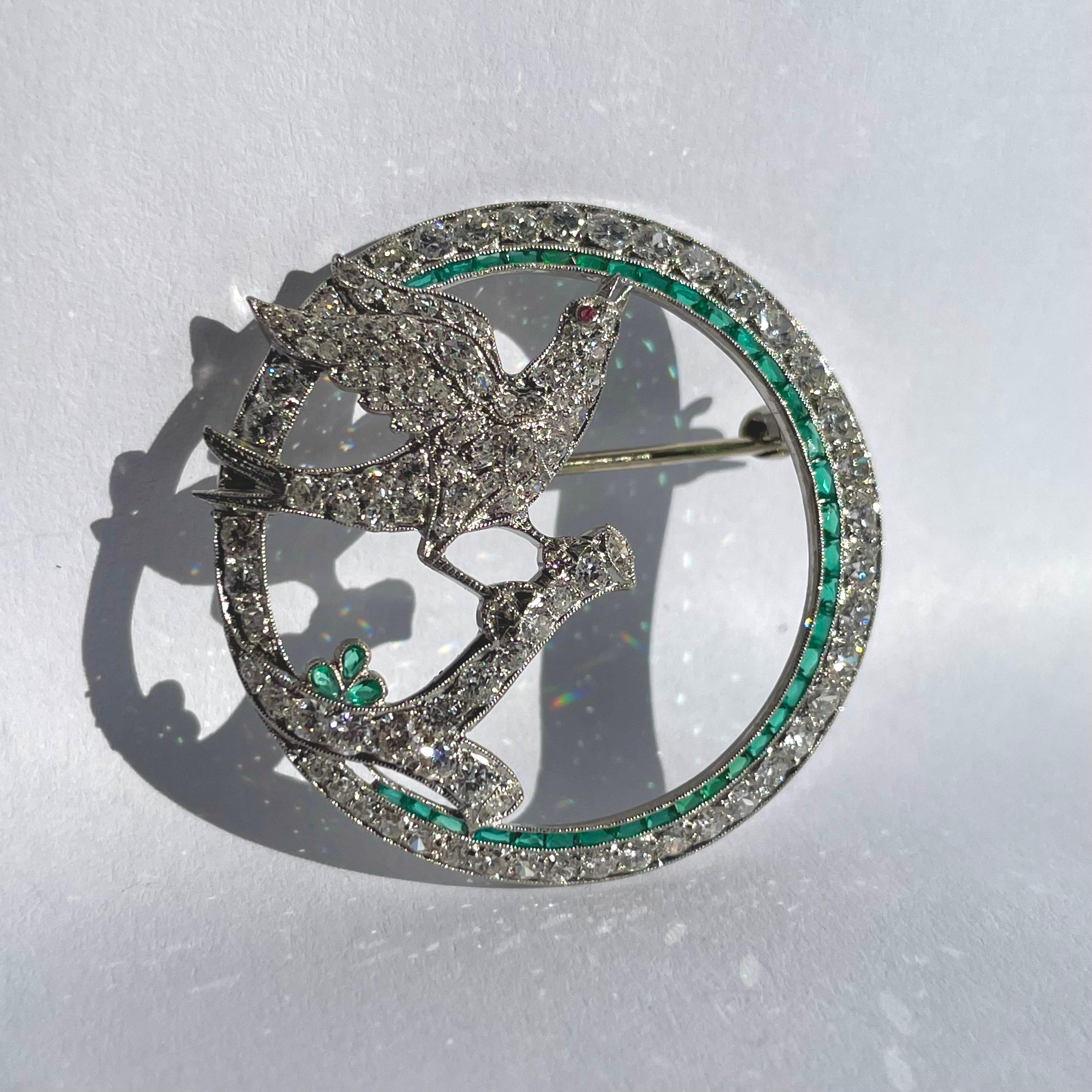 Art Deco Taube mit Olive Branch Diamant und Smaragd Kreis Brosche in Platin (Art déco) im Angebot
