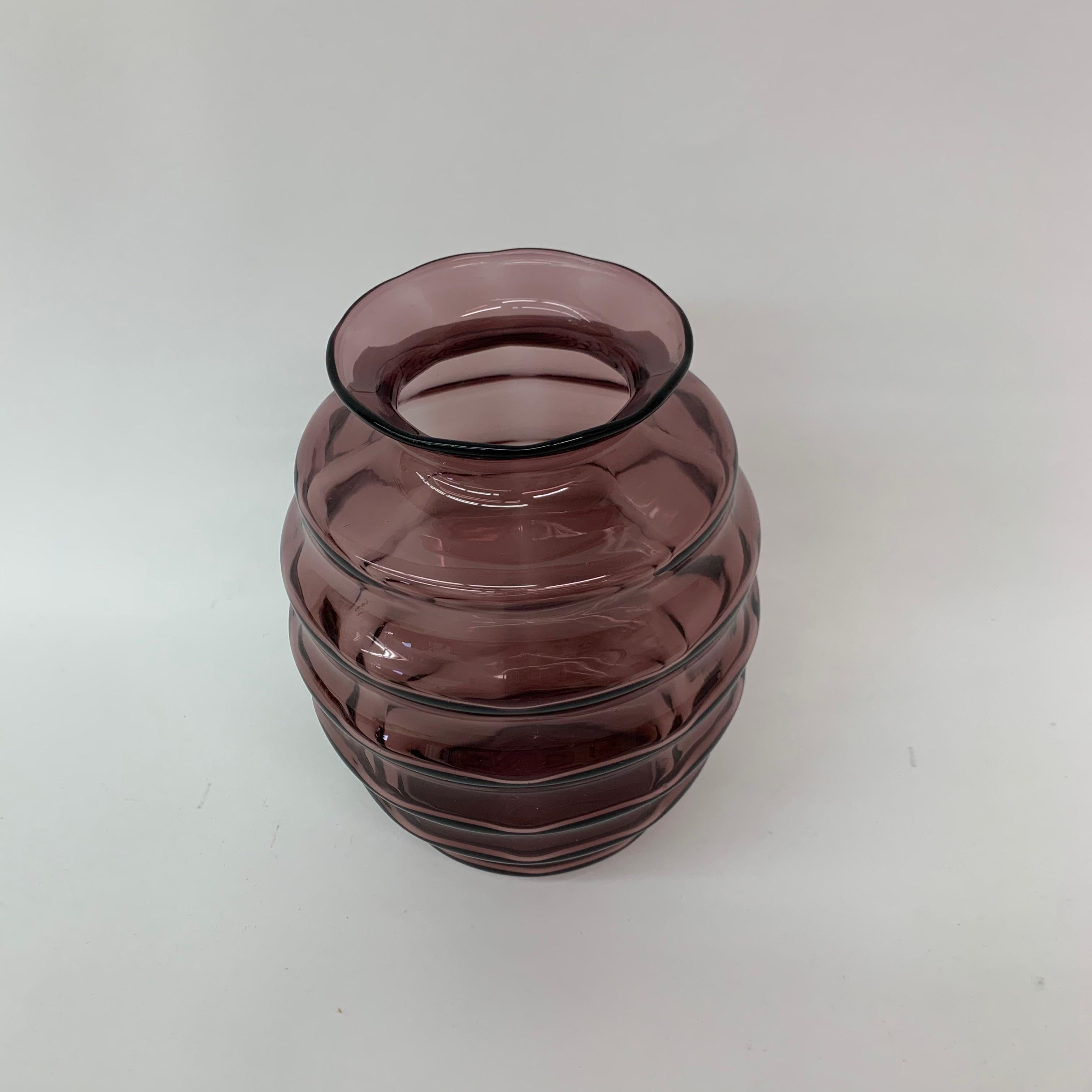 Art Deco Doyen Vaas Purple Glass, 1930’s In Good Condition For Sale In Delft, NL