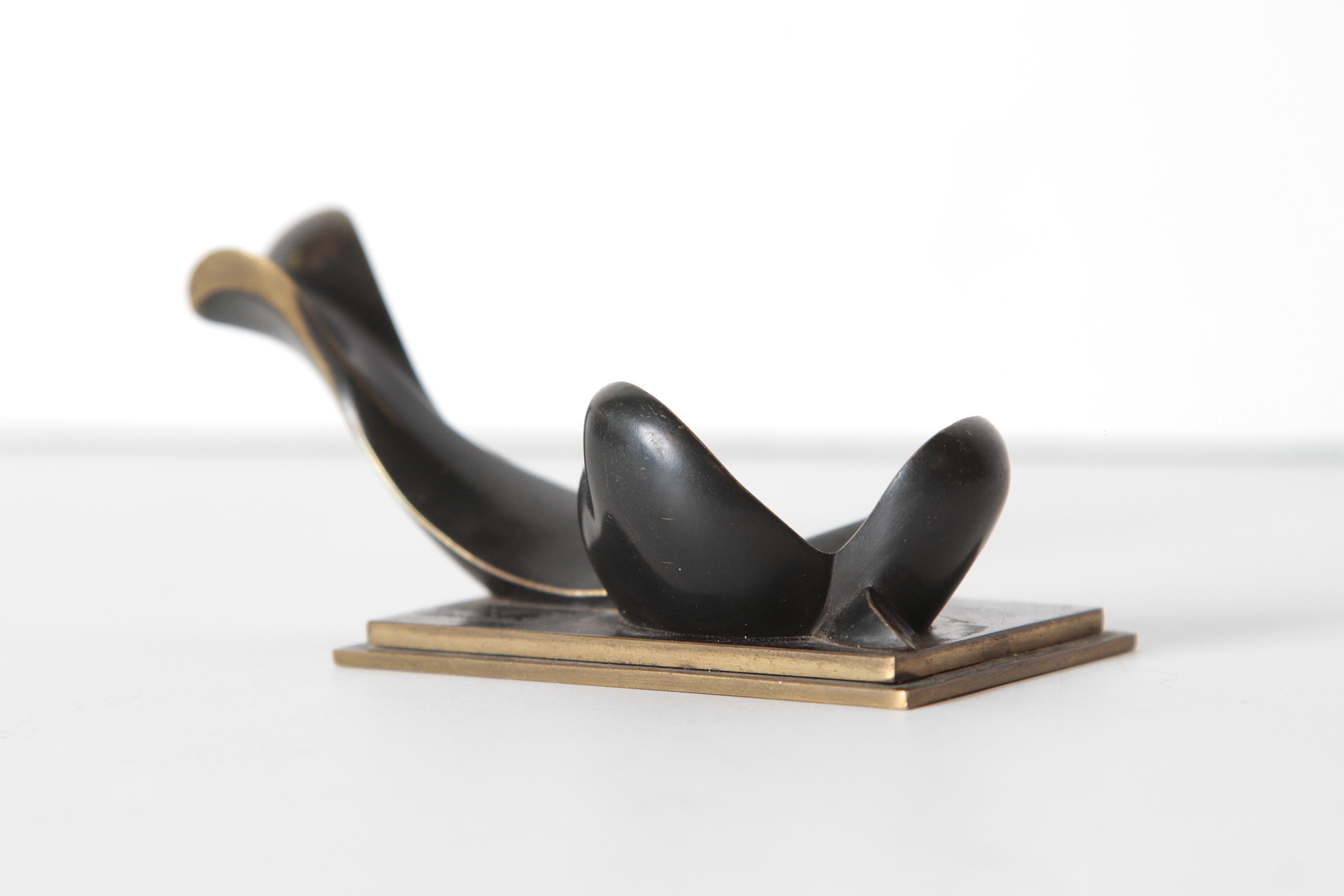 Art Deco Dr. Albert Reimann signed German bronze or patinated brass sculptural pipe rest, Austrian influenced in the manner of Carl Auböck 

Concurrent with his early ground-breaking limited work for Chase.
Abstract sculptural figure on