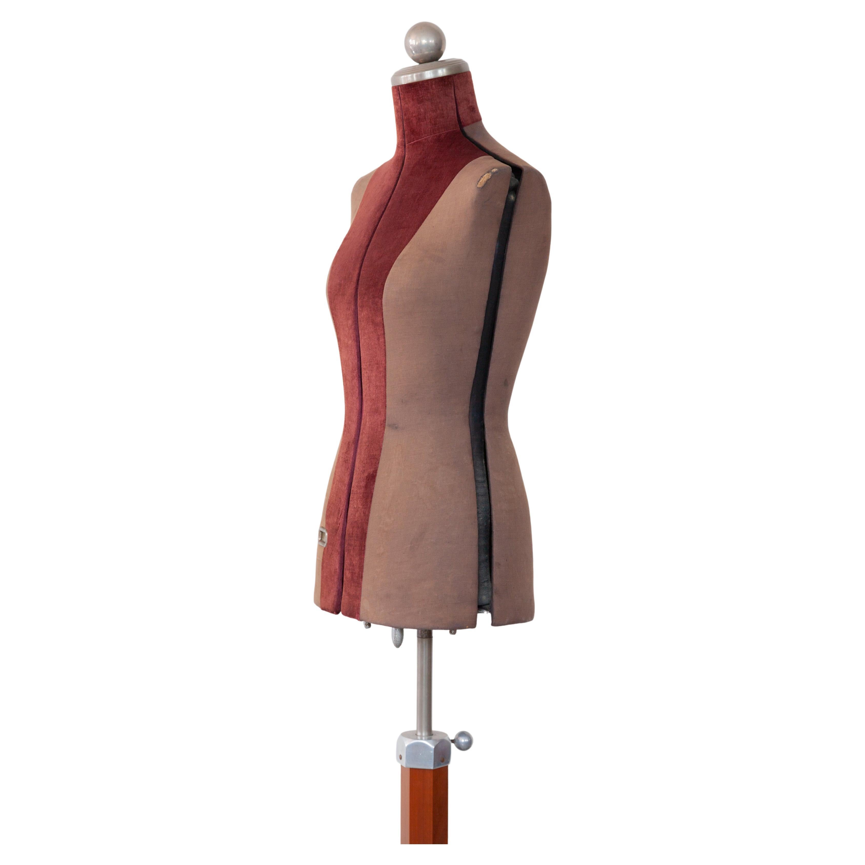 Art-Deco dress form mannequin France 1930s The torso is made from papier-mâché with a red velvet covering. The stand is made from aluminum with wood. The figure is in height adjustable.
Female plus size 38-44.