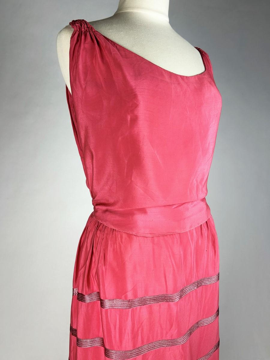 Women's Art Deco dress in coral pink silk crepe and tulle - France Circa 1920-1925 For Sale