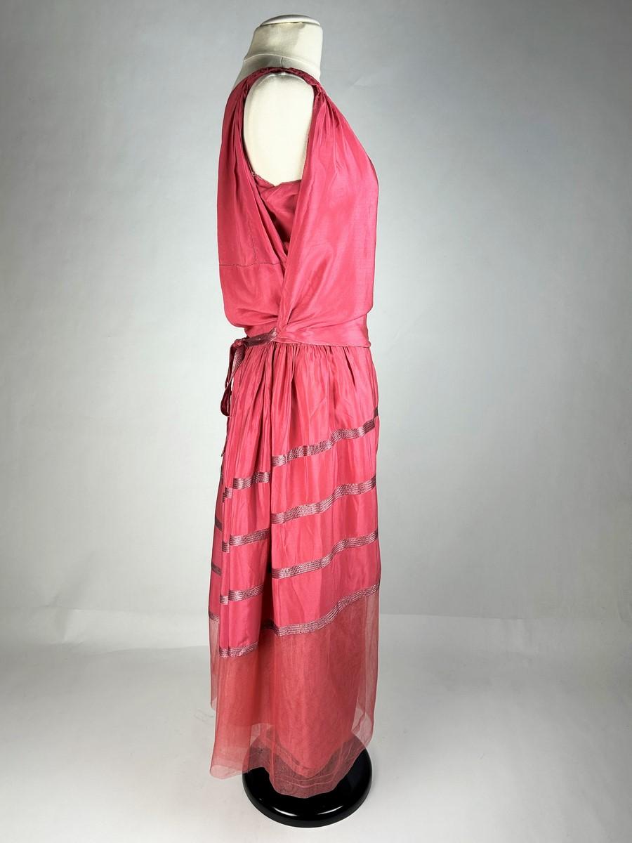 Women's Art Deco dress in coral pink silk crepe and tulle - France Circa 1920-1925 For Sale
