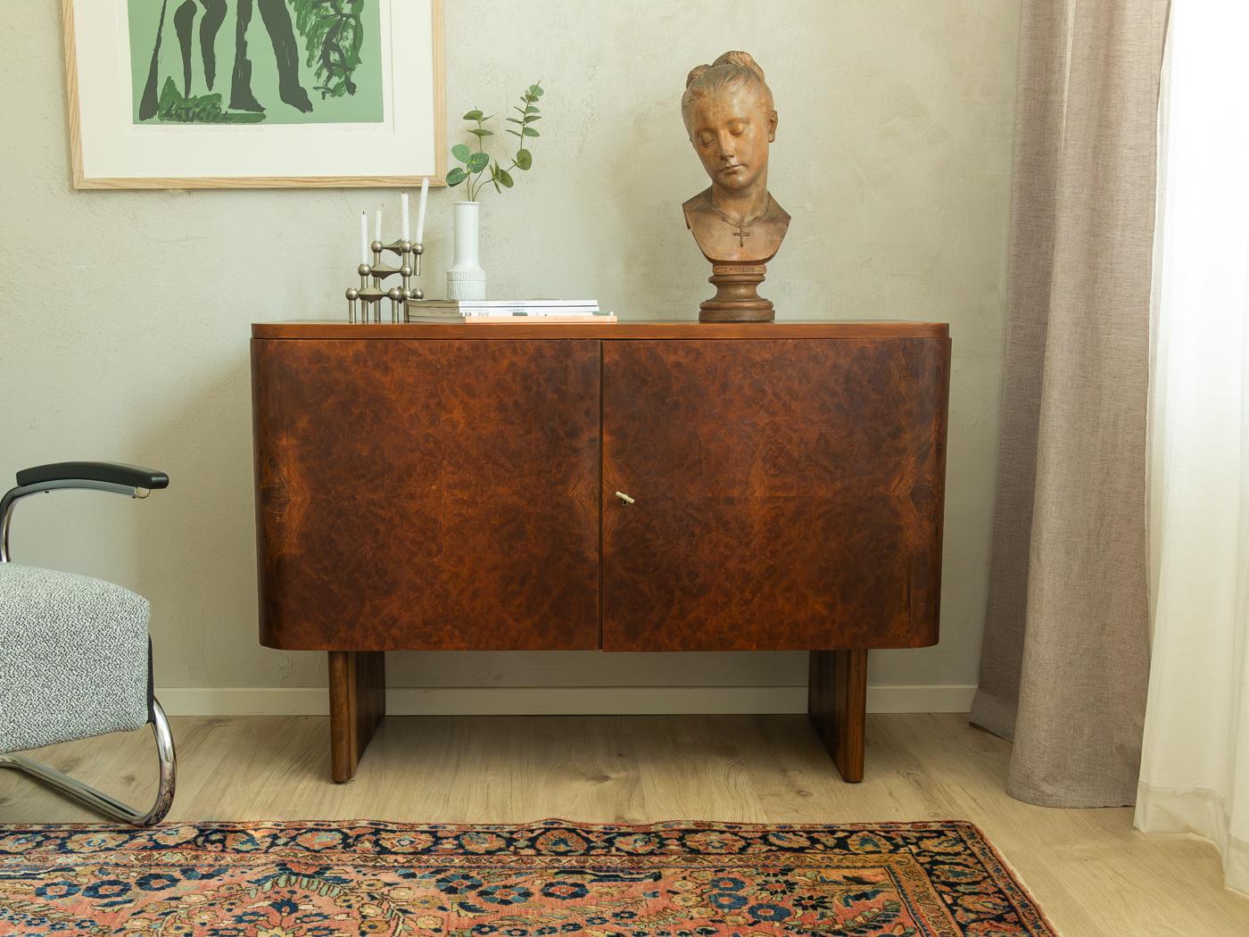 Maravillosa cómoda Art Déco de los años 30. Corpus de alta calidad en chapa de nogal con dos puertas, una balda y pies rectos.

Características de calidad:
muy buena mano de obra
materiales de alta calidad
Fabricado en Alemania