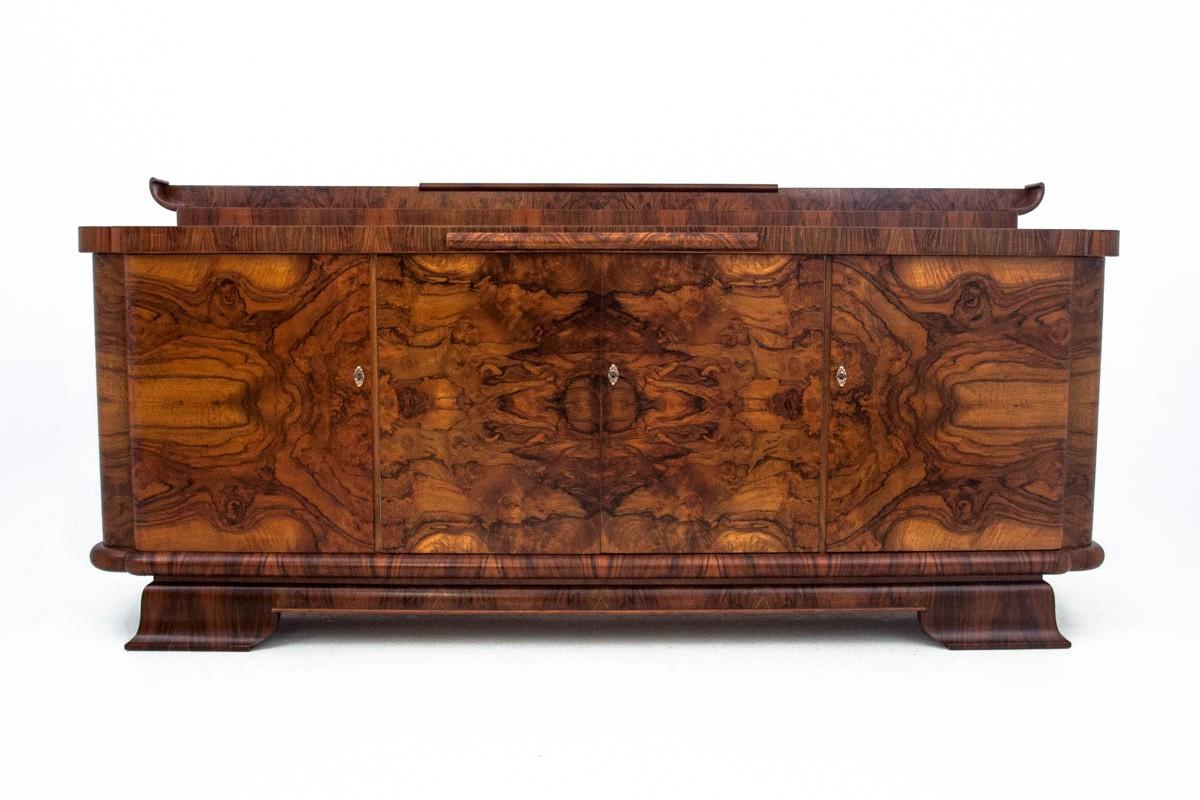 Art Deco chest of drawers / buffet, Germany, circa 1940.

After renovation, visible from the second picture. 

Wood: Walnut

Dimensions: Height 130 cm, width 248 cm, depth 66 cm.