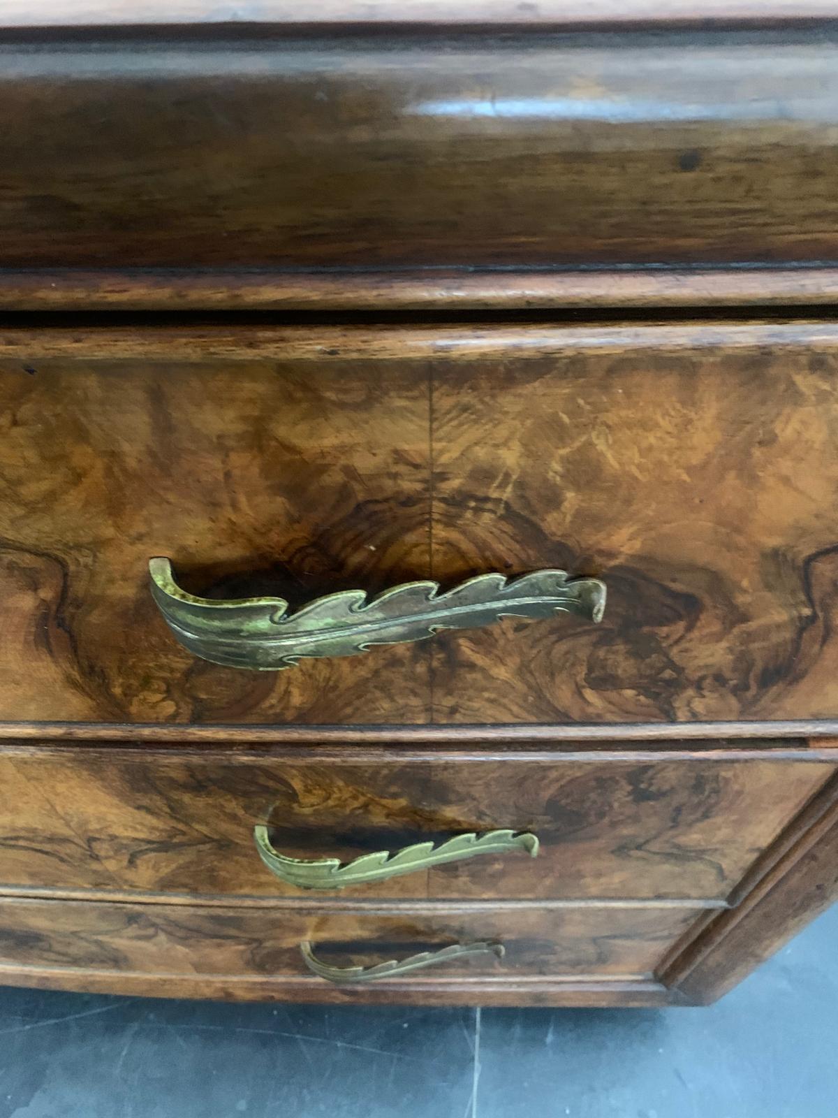 Italiano Comò Art Deco con maniglie in bronzo in radica di noce di Premuda, anni '30 in vendita