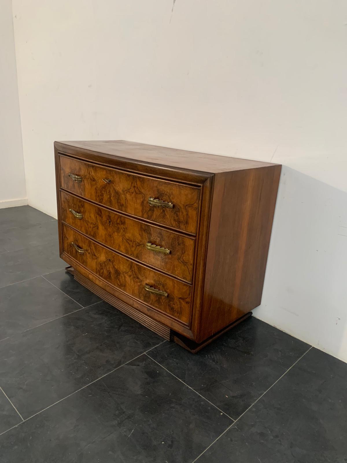 Noce Comò Art Deco con maniglie in bronzo in radica di noce di Premuda, anni '30 in vendita