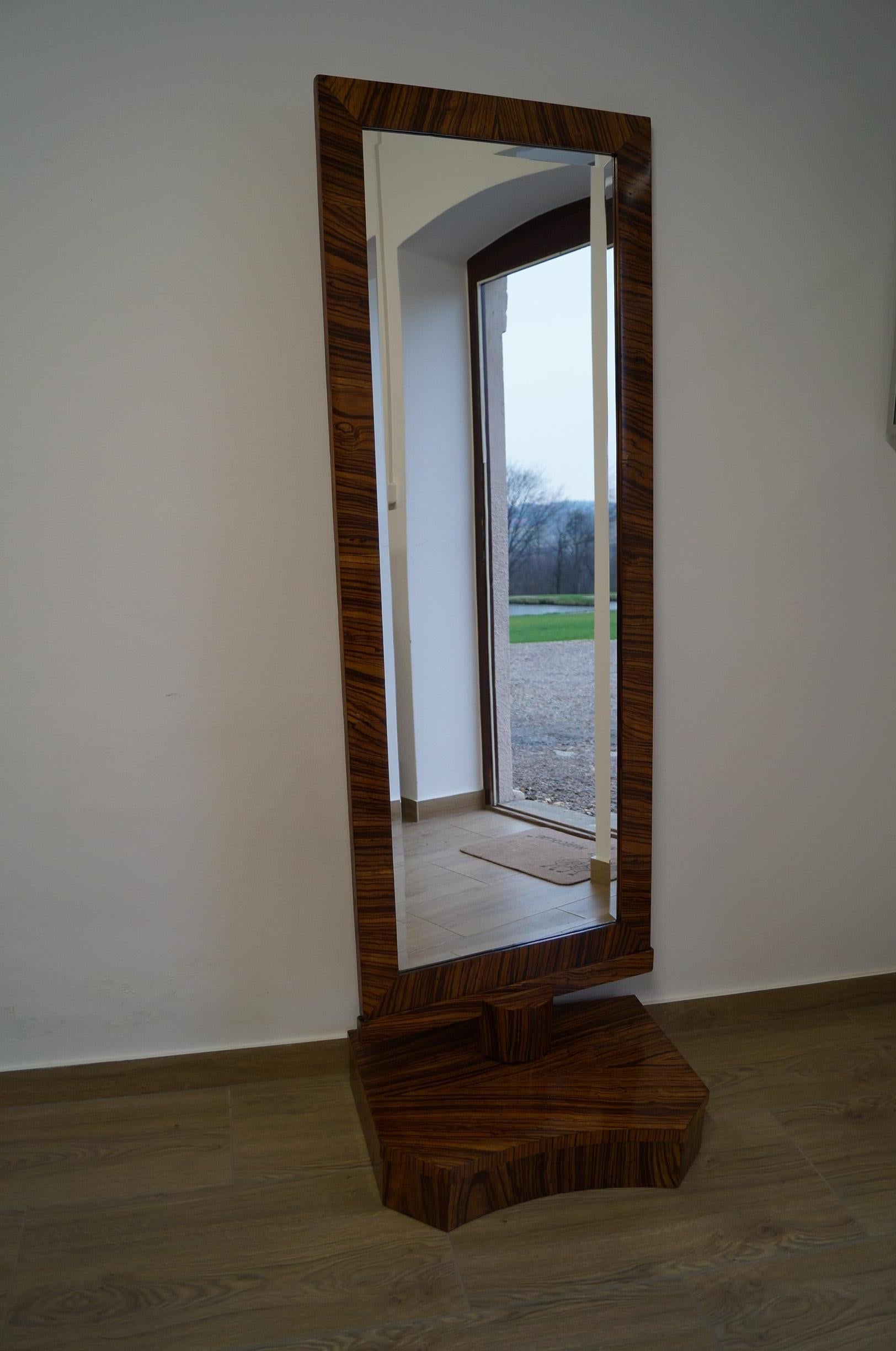 We present a really unique Art Deco dressing table from 1930.

The furniture from our workshop is manually covered with high-gloss shellac lacquer.