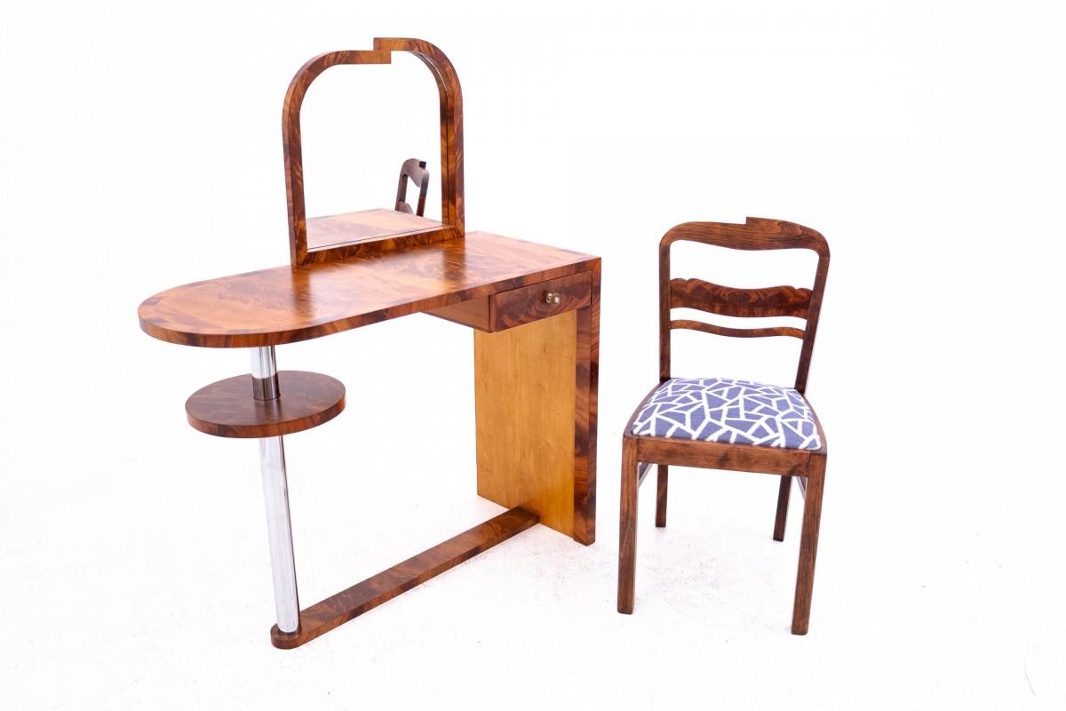 Tocador Art Decó con silla, Polonia, ca. 1950.

Muy buen estado, tras una renovación profesional.

Madera: nogal

dimensiones:

tocador altura 127 cm anchura 100 cm profundidad 43 cm

altura de la silla 86 cm altura del asiento 45 cm anchura 45 cm