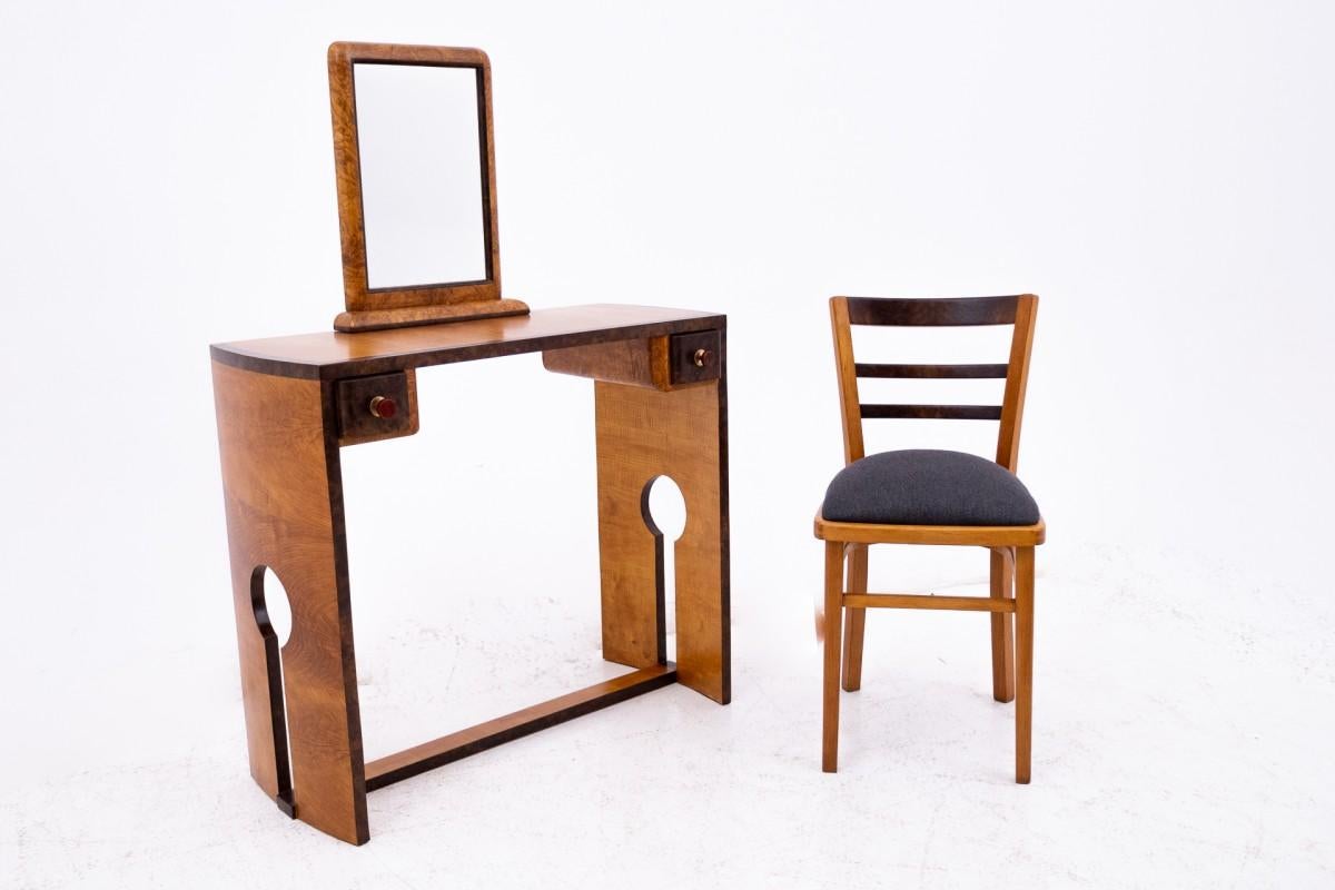 Juego de tocador + silla Art Déco, Polonia, Art Déco, ca. 1940. DESPUÉS DE LA RENOVACIÓN.

Muy buen estado, tras una renovación profesional.

Madera: nogal

dimensiones

tocador altura 129 cm anchura 90 cm profundidad 40 cm

altura de la silla 81 cm