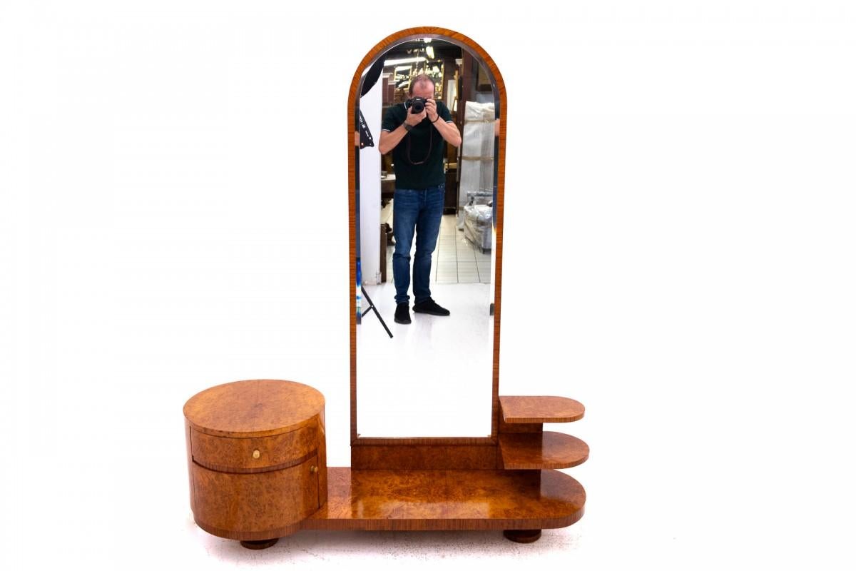 Art Deco dressing table from the 1950s, Poland.

In very good condition, after professional renovation.

Dimensions: height 173 cm / width 138 cm / depth 47 cm