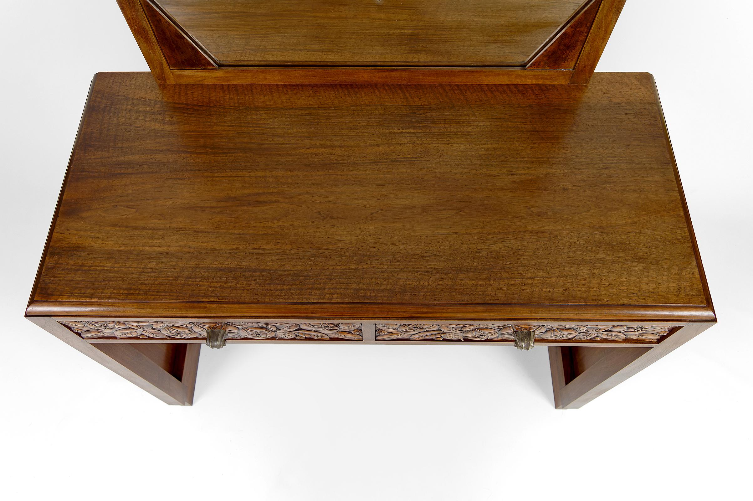 Art Deco Dressing Table in Carved Walnut, France, circa 1930 For Sale 4