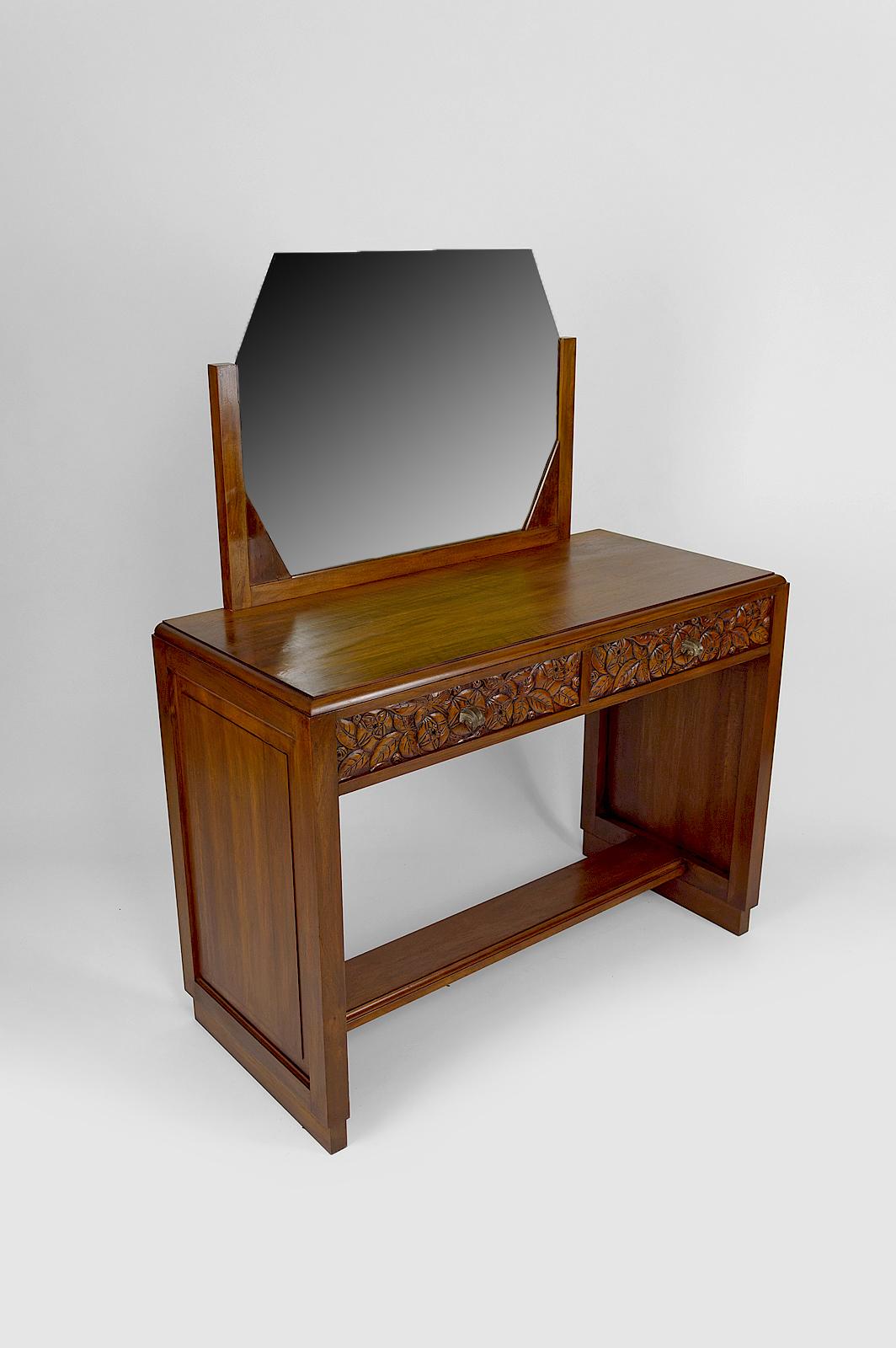 Art Deco Dressing Table in Carved Walnut, France, circa 1930 In Good Condition For Sale In VÉZELAY, FR