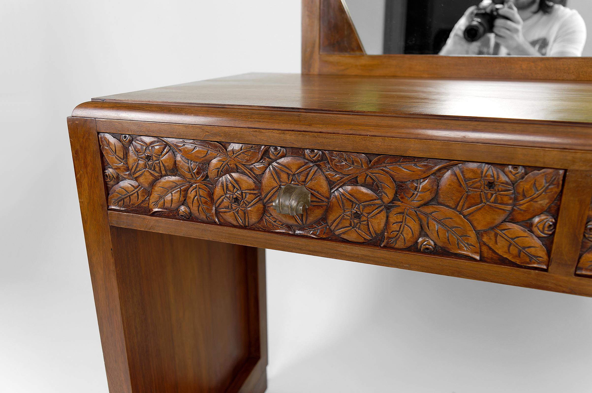 Mid-20th Century Art Deco Dressing Table in Carved Walnut, France, circa 1930 For Sale