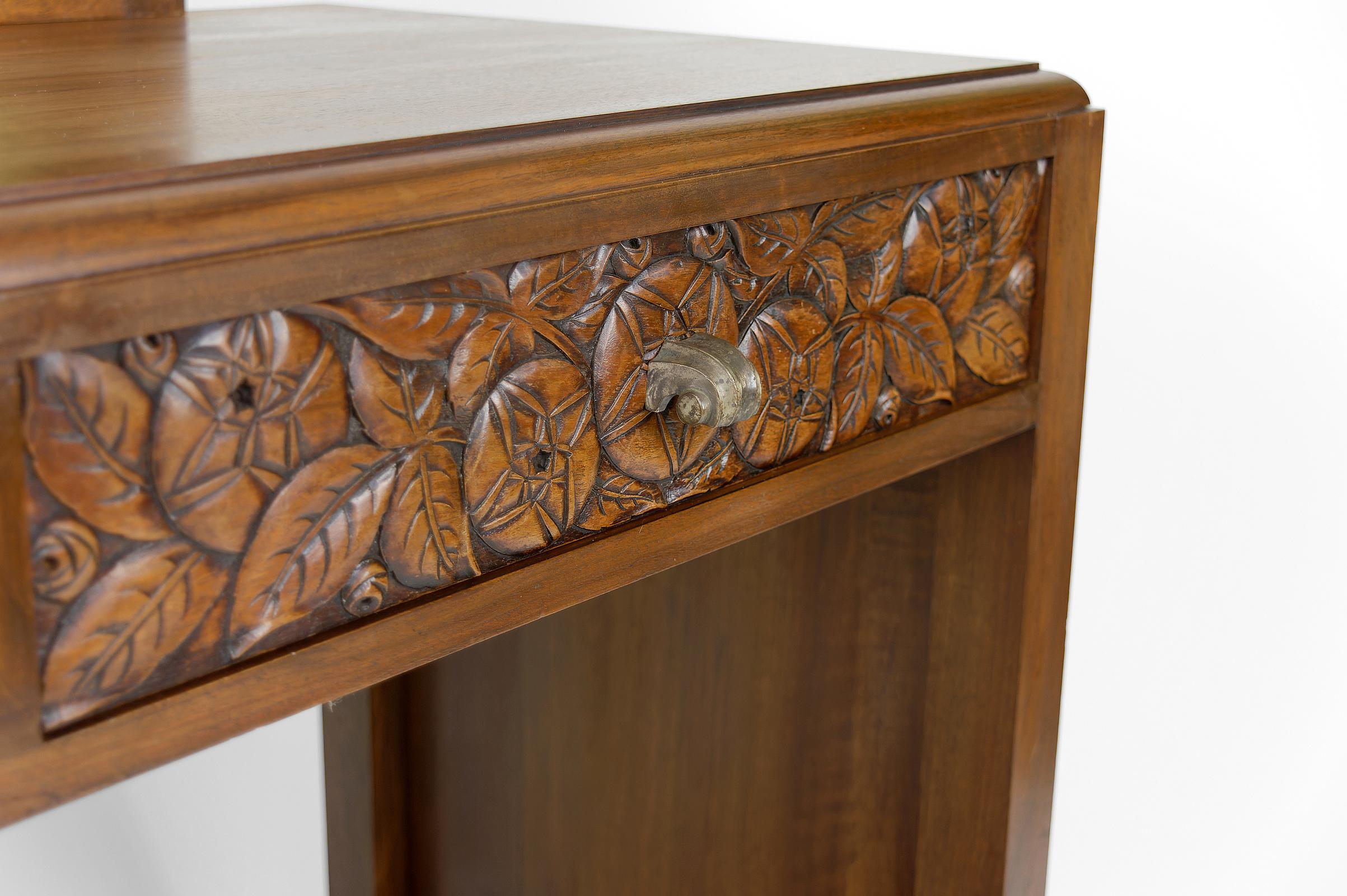 Art Deco Dressing Table in Carved Walnut, France, circa 1930 For Sale 12
