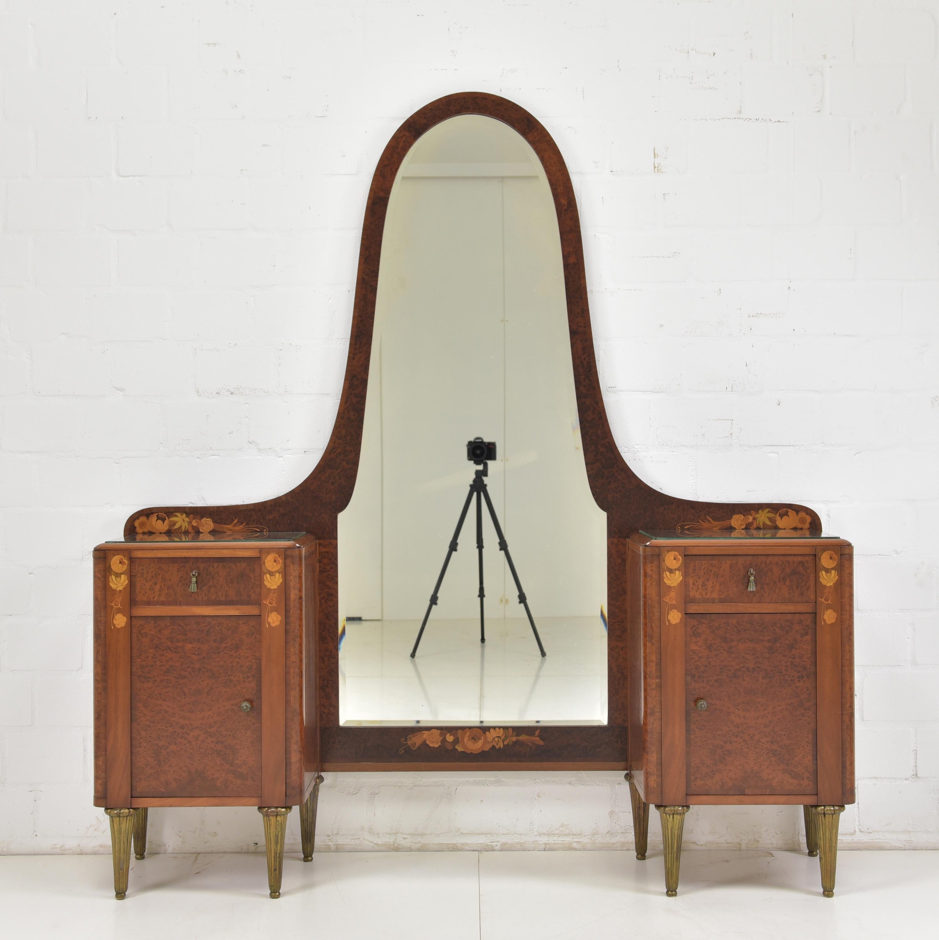 Dresser restored Art Deco around 1925 Dressing table mirror dresser

Features:
Two-door model with drawers and large mirror
Very high quality processing
Drawers pronged
Faceted mirror
Original fittings
High quality metal legs
Abstract