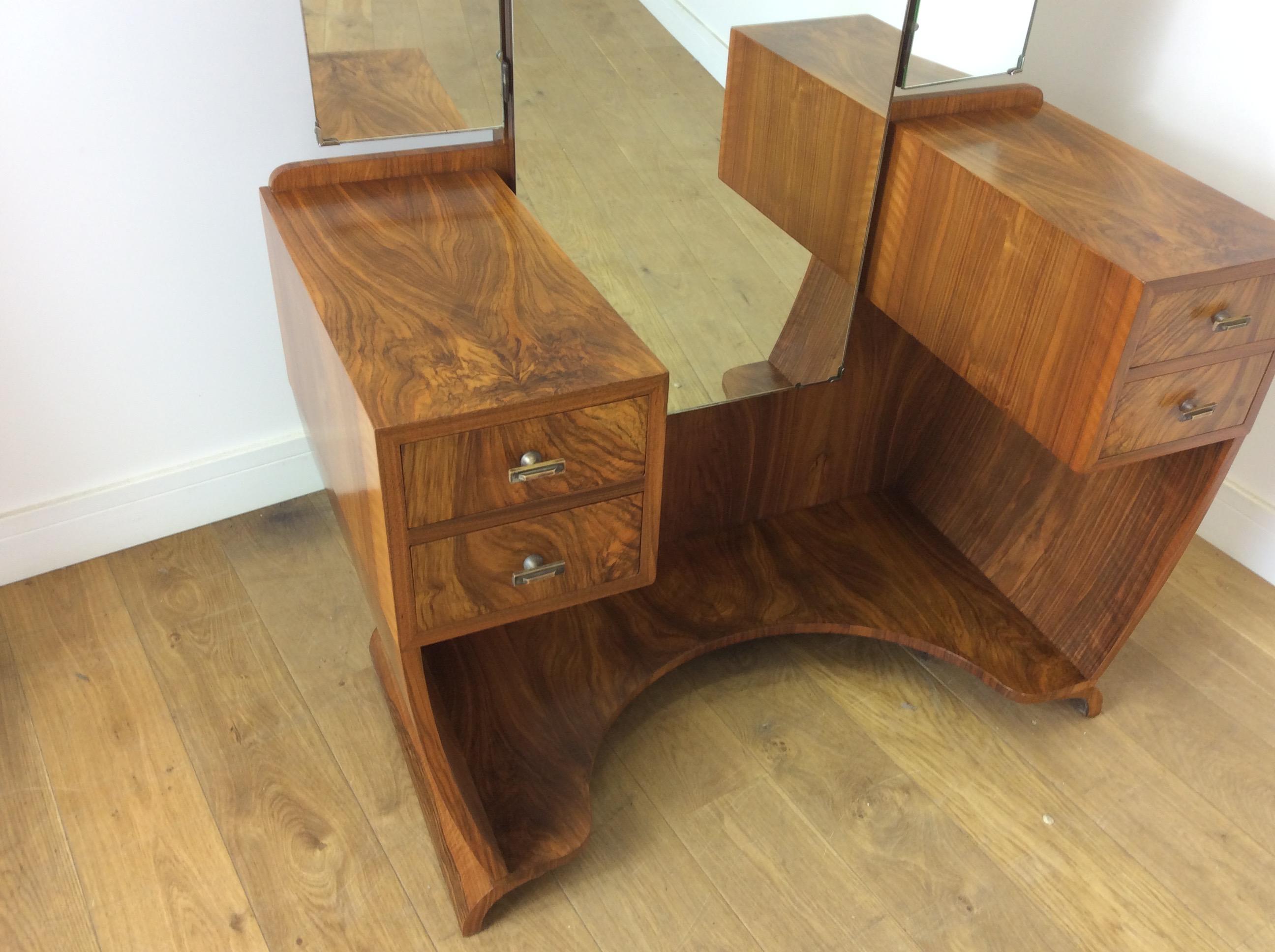 Art Deco Dressing Table n a Figured Walnut In Good Condition For Sale In London, GB