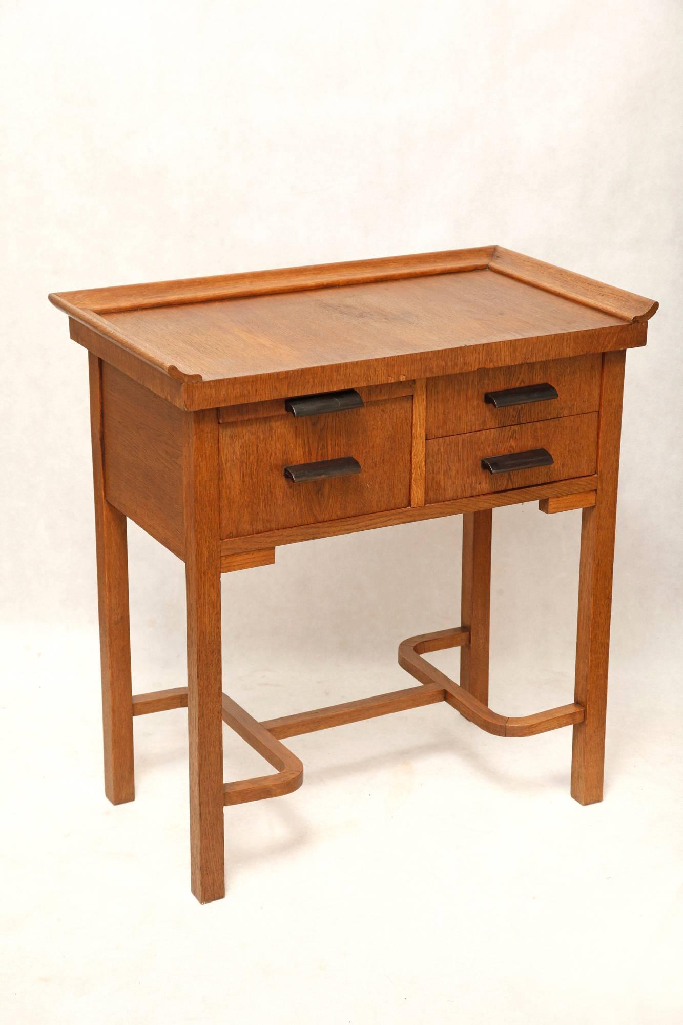 A multifunctional dressing table that can be used in several ways.
The idea for a dresser seems to be the most-struck because of the small compartments of drawers (drawers three pieces) and pull-out table top for various differences (photo). Also,