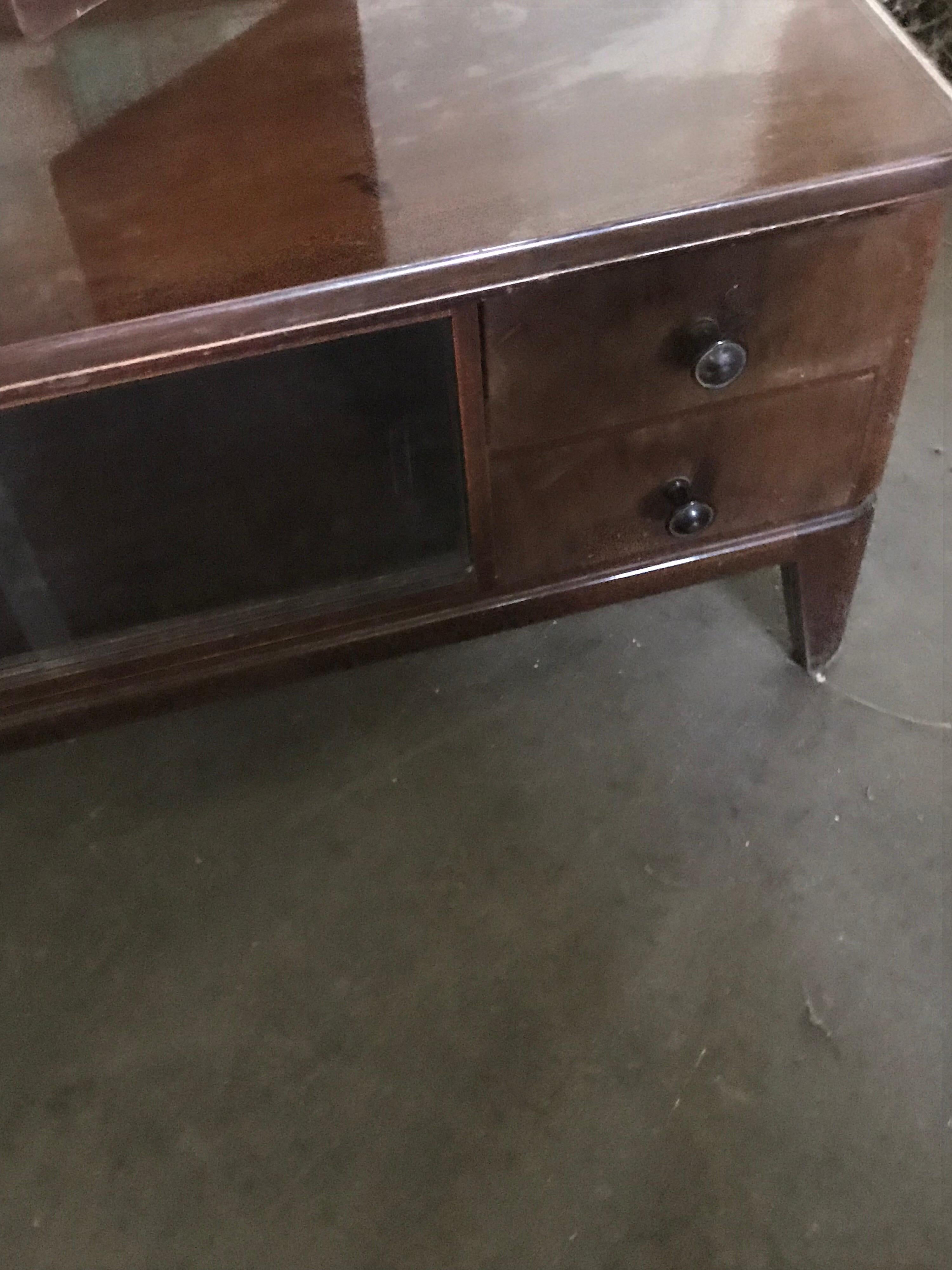 Art Deco dressing table or vanity.
A beautiful walnut veneered, genuine Art Deco dressing table or vanity
1950s Art Deco vanity. Original period handles. Ready to use.