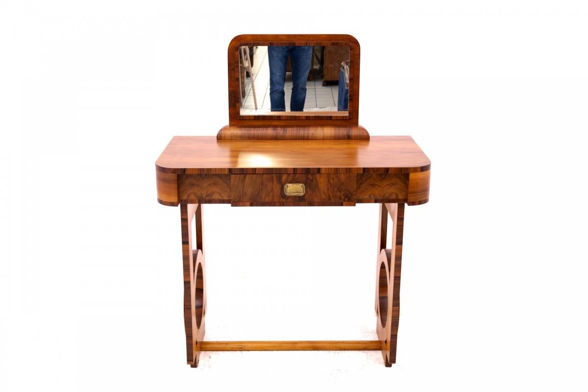 Art Deco dressing table, Poland, 1930s. AFTER RENOVATION.

Very good condition, after professional renovation.

Wood: walnut

Dimensions: height 121 cm, width 94 cm, depth 50 cm