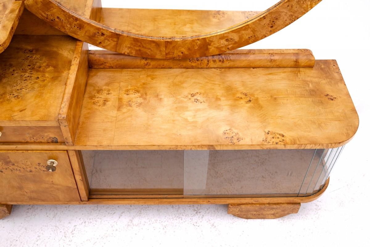 Art Deco dressing table, Poland, 1940s.

Very good condition, after professional renovation.

Wood: walnut

dimensions: height 158 ​​cm width 152 cm depth 39 cm