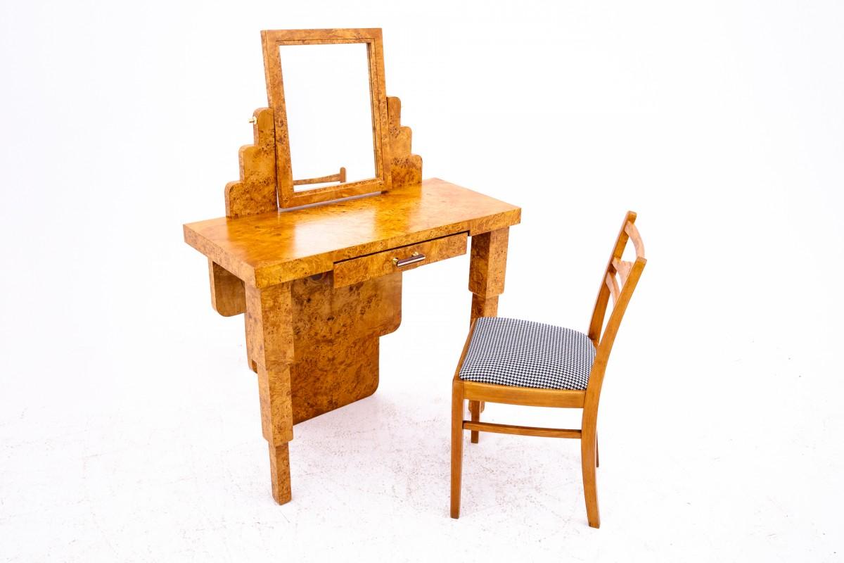 Tocador Art Decó con silla, Polonia, ca. 1950.

Muy buen estado, tras una renovación profesional.

Madera: nogal

dimensiones:

tocador altura 127 cm anchura 100 cm profundidad 43 cm

altura de la silla 86 cm altura del asiento 45 cm anchura 45 cm