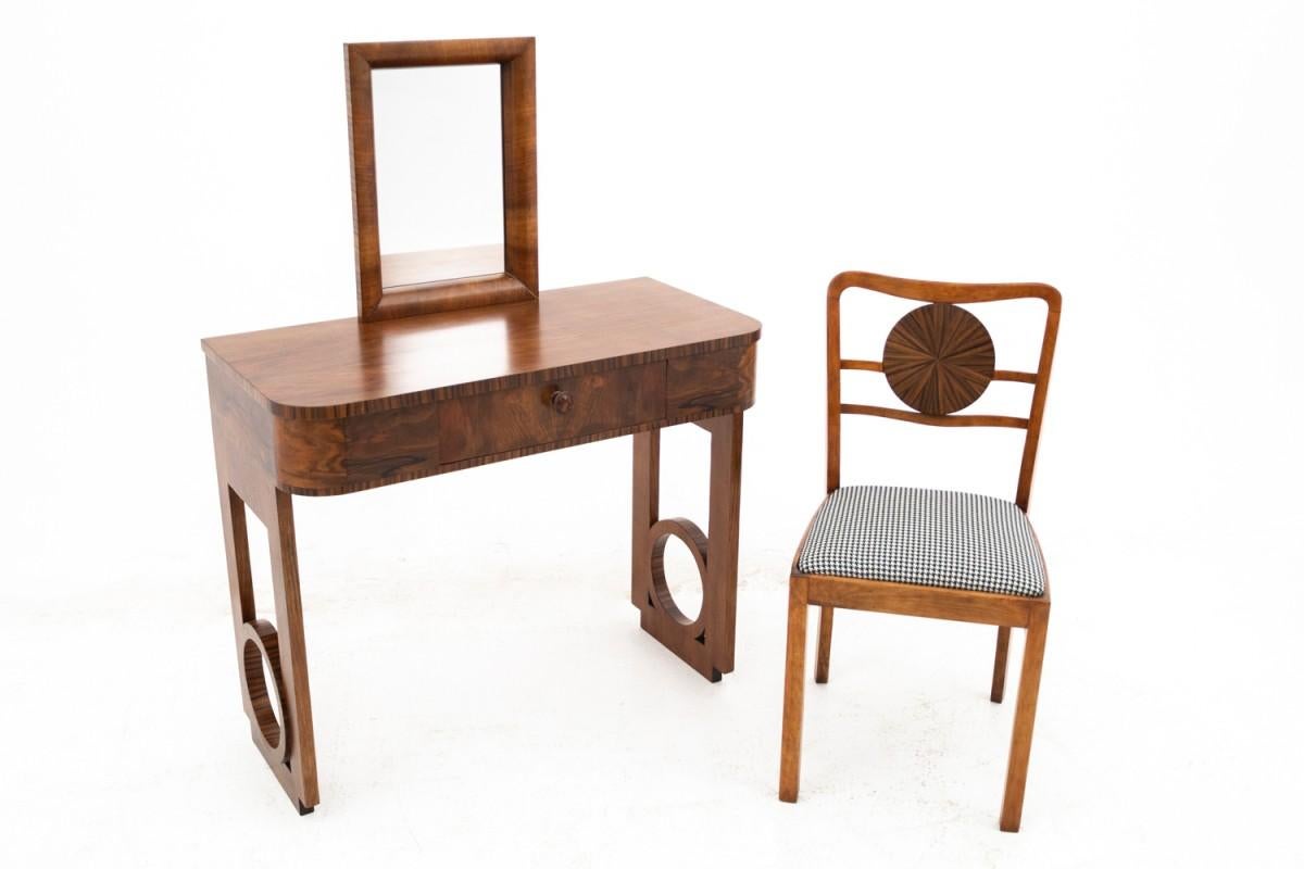 Art déco-Schminktisch mit Stuhl, Polen, ca. 1930.

Sehr guter Zustand, nach professioneller Renovierung.

Holz: Walnuss

Abmessungen:

Schminktisch: Höhe 128 cm Breite 91 cm Tiefe 46 cm

Stühle Höhe 86 cm Sitzhöhe 46 cm Breite 43 cm Tiefe 50 cm