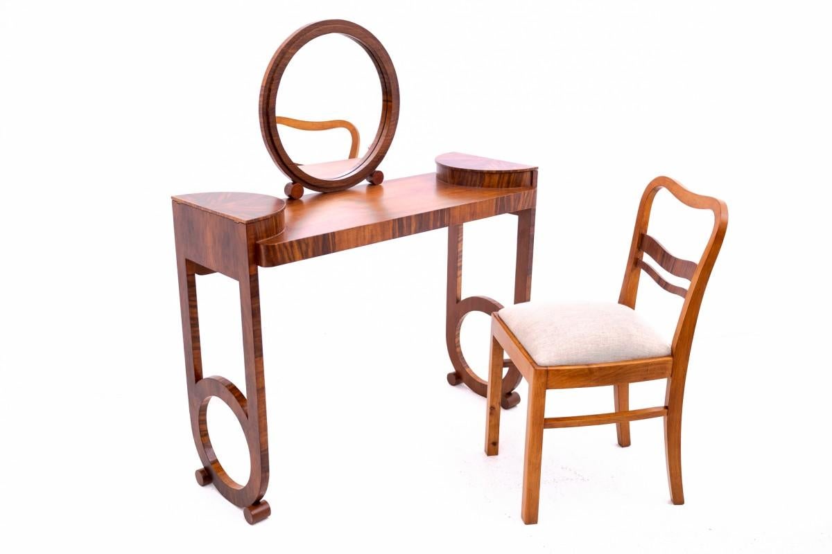 Art Deco dressing table, Poland, ca. 1940. AFTER RENOVATION.

Very good condition, after professional renovation.

Wood: walnut

dimensions

dressing table height 128 cm width 105 cm depth 40 cm