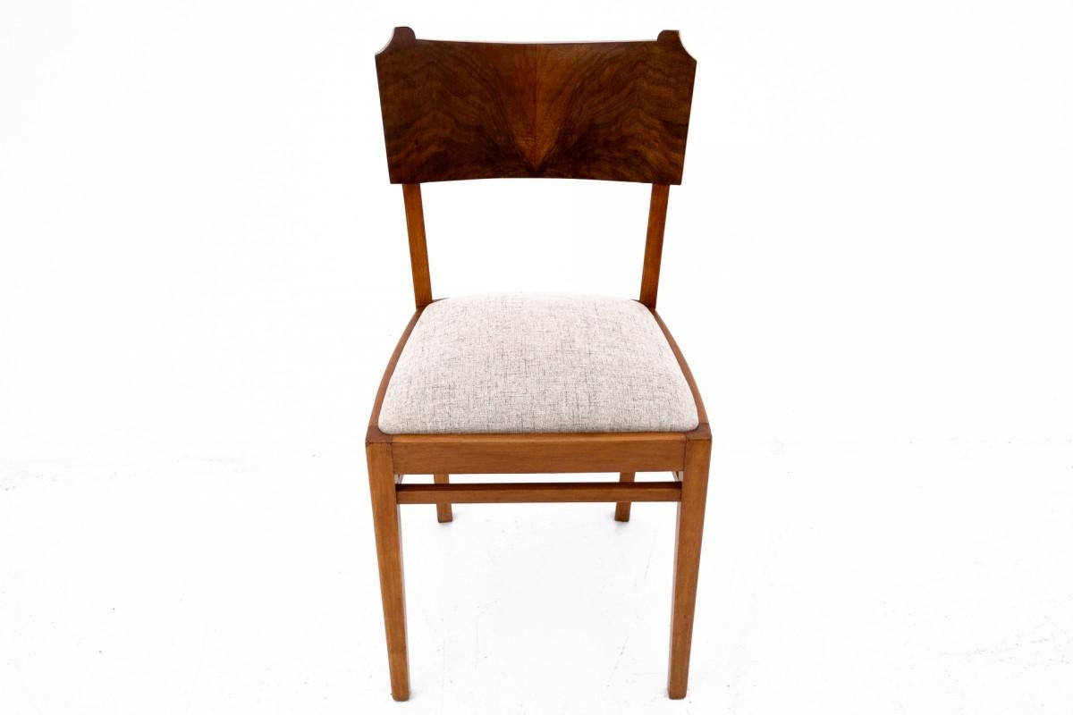 Table de toilette Art Déco avec chaise. Élégante coiffeuse avec chaise dans le style Art déco. Le mobilier a été rénové par des professionnels et est en très bon état. La coiffeuse est équipée d'un grand miroir neuf.

Bois : Noyer

Couleur : brun